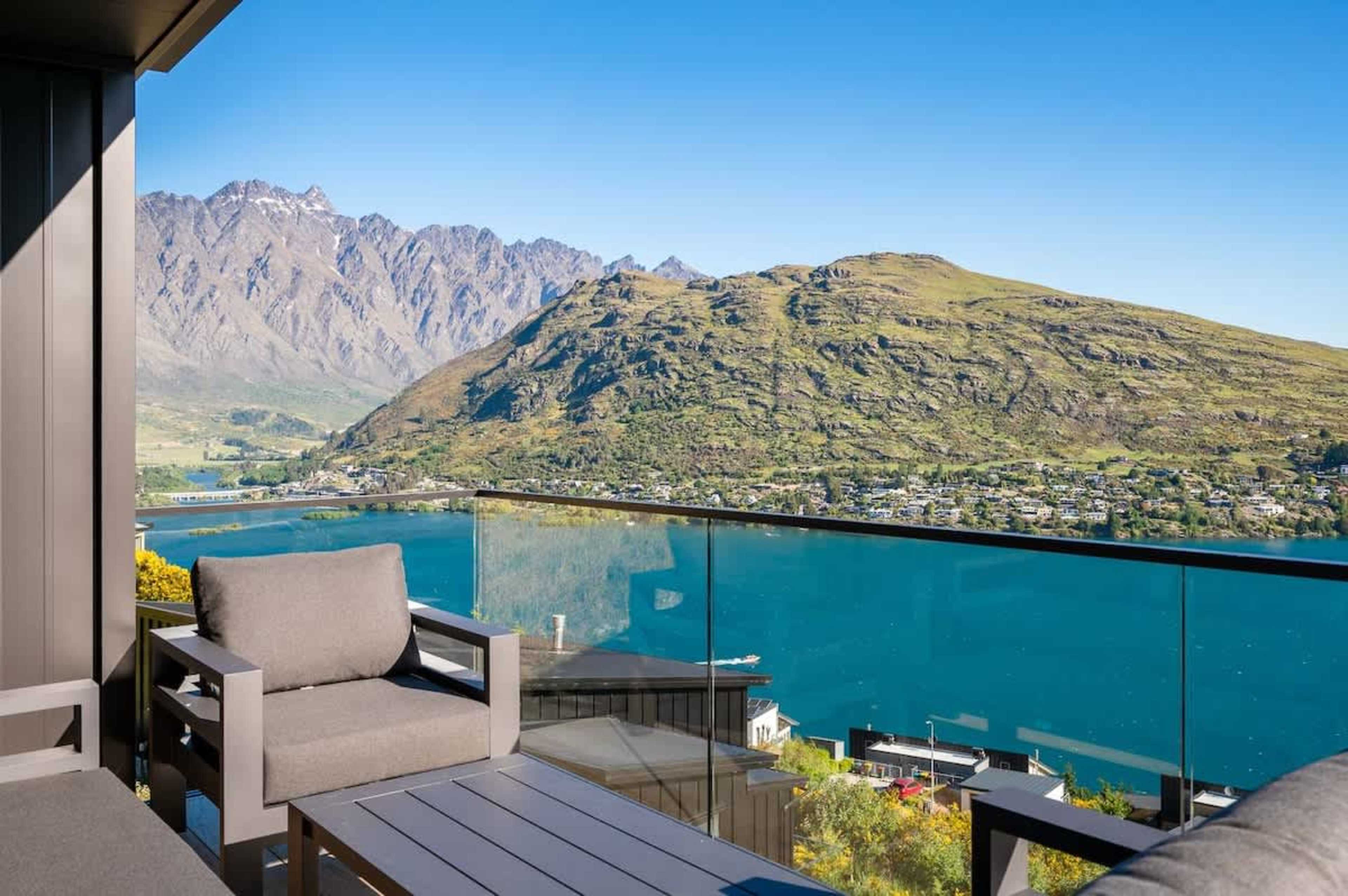 Balcony Retreat for Wine Lovers – With a glass of wine in hand and views of the mountains and lake, the balcony is the perfect place to unwind and soak up Queenstown’s natural beauty.