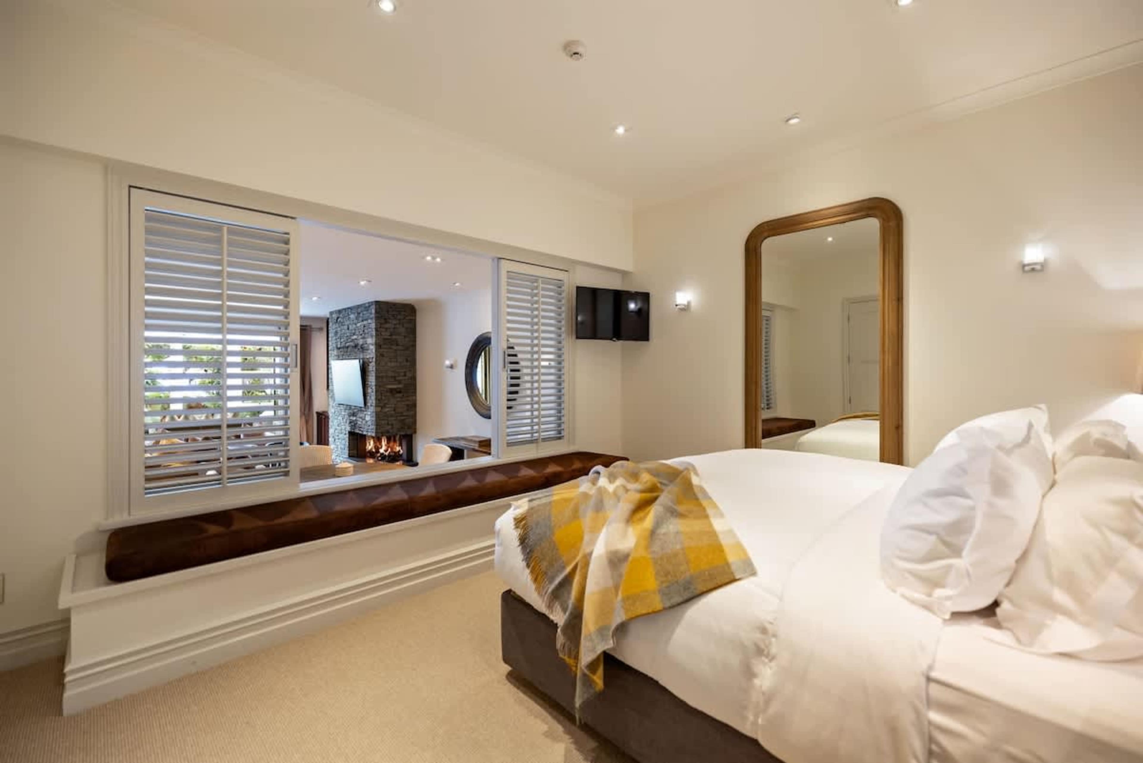 Sleep in Luxury & Comfort – The master bedroom features a brand-new king bed, luxe linens, blackout blinds, and complete silence for a perfect night’s sleep.