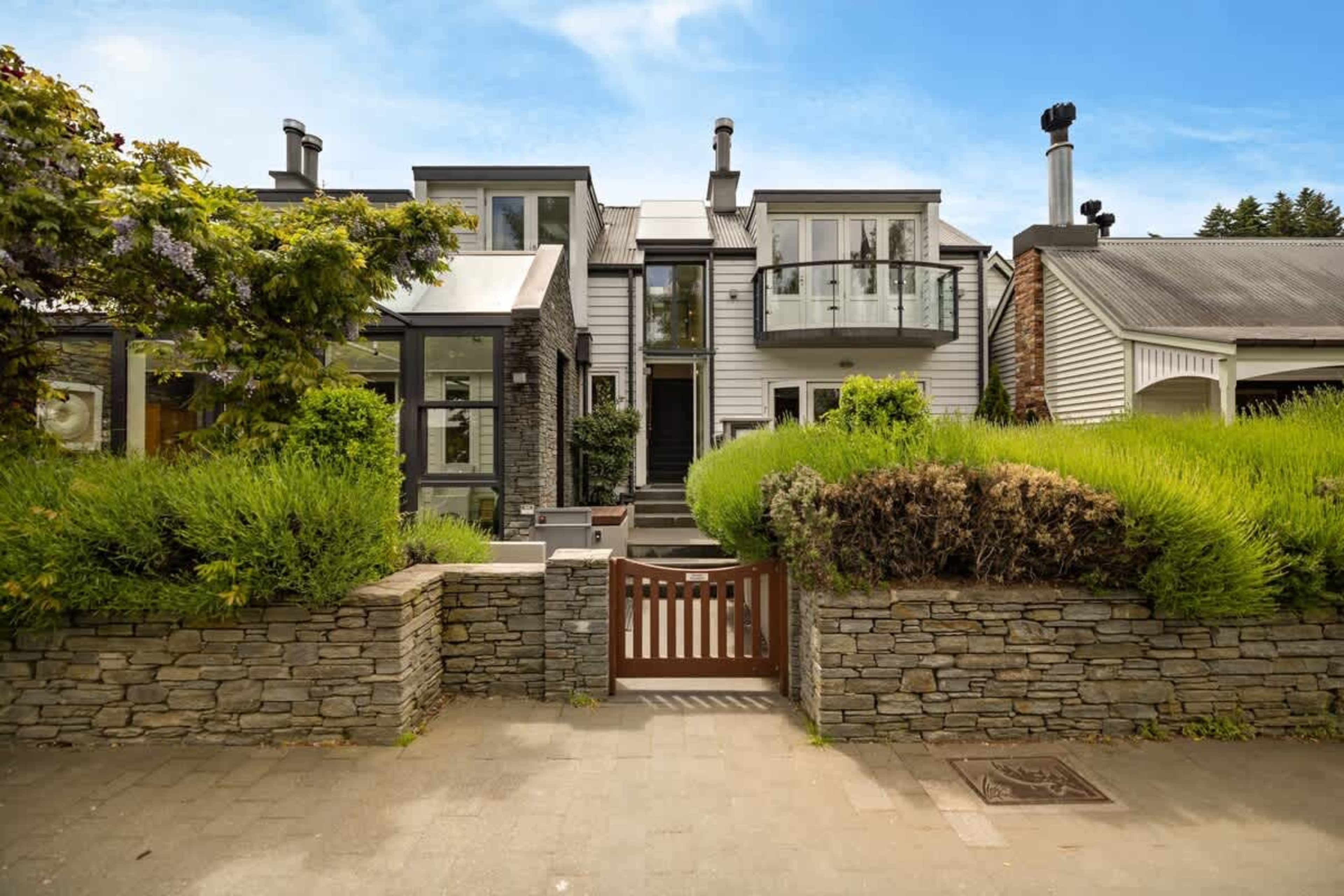 Prime Lakefront Location – Step outside to Marine Parade, where the lake is just moments away, offering stunning views and easy access to Queenstown’s best attractions.