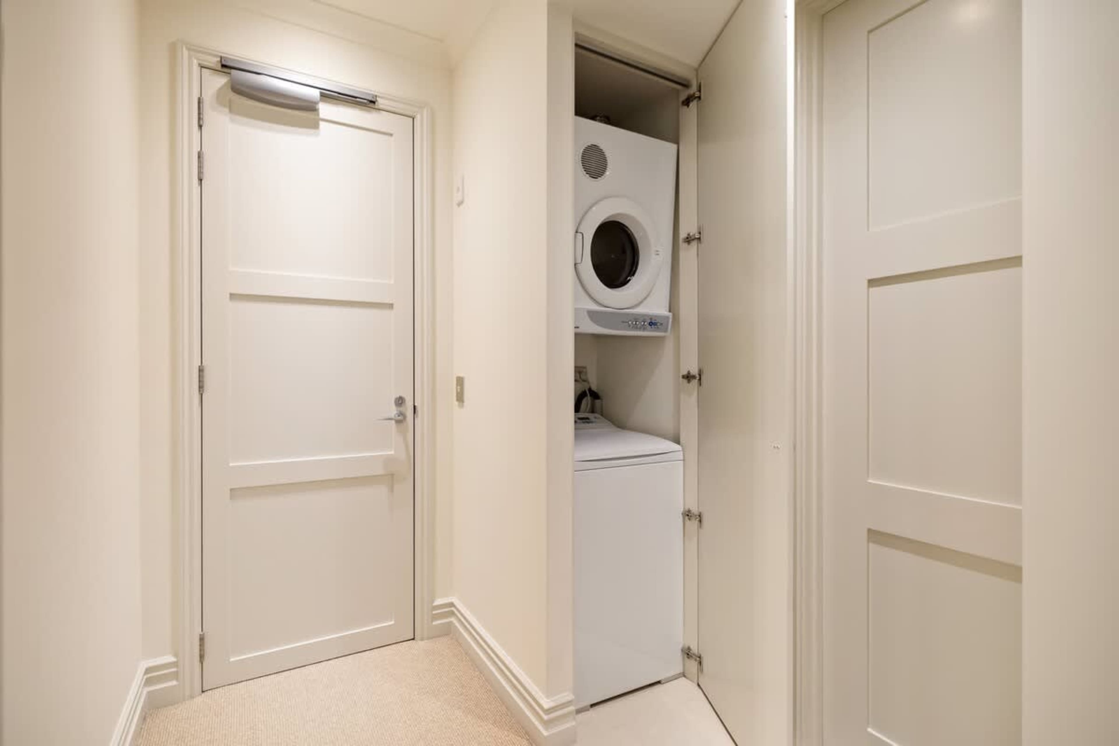 Convenient In-Apartment Laundry – Enjoy the ease of a private laundry with a washer and dryer, perfect for longer stays and adventure-filled days in Queenstown.