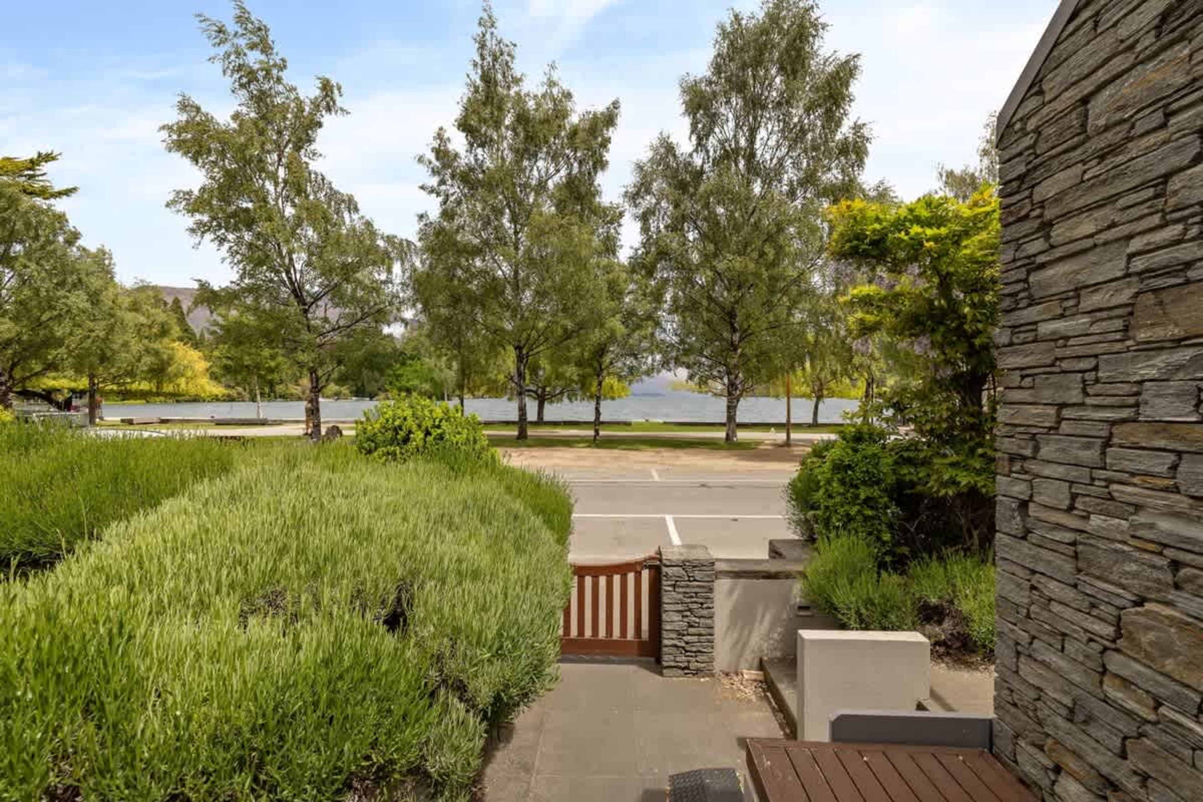 Unparalleled Views & Location – Step outside to stunning lakefront scenery, with Queenstown’s best dining and attractions just moments away.