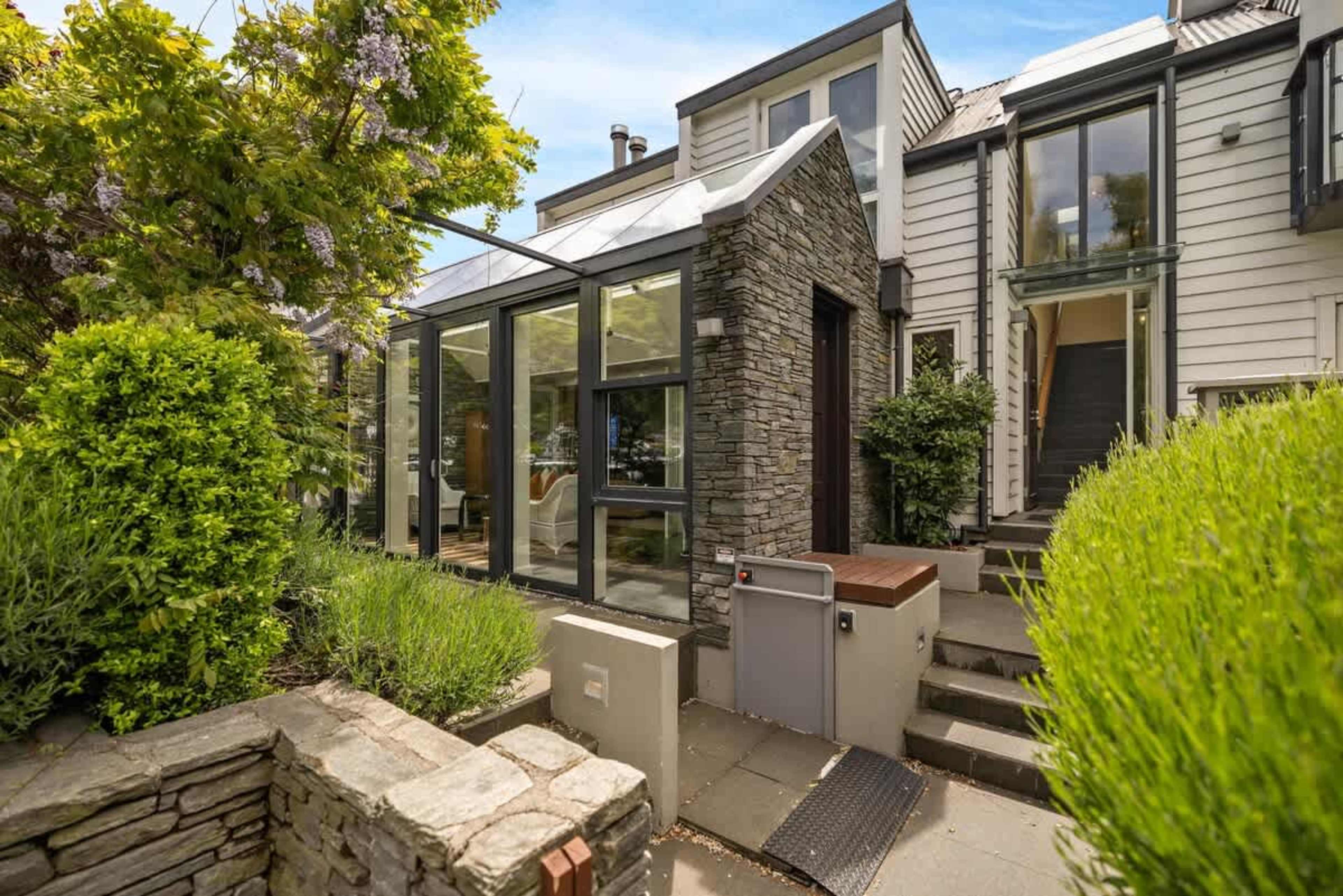 Lakefront Luxury in the Heart of Queenstown – Perfectly positioned on Marine Parade, this apartment offers unbeatable access to the lake, restaurants, and nightlife.