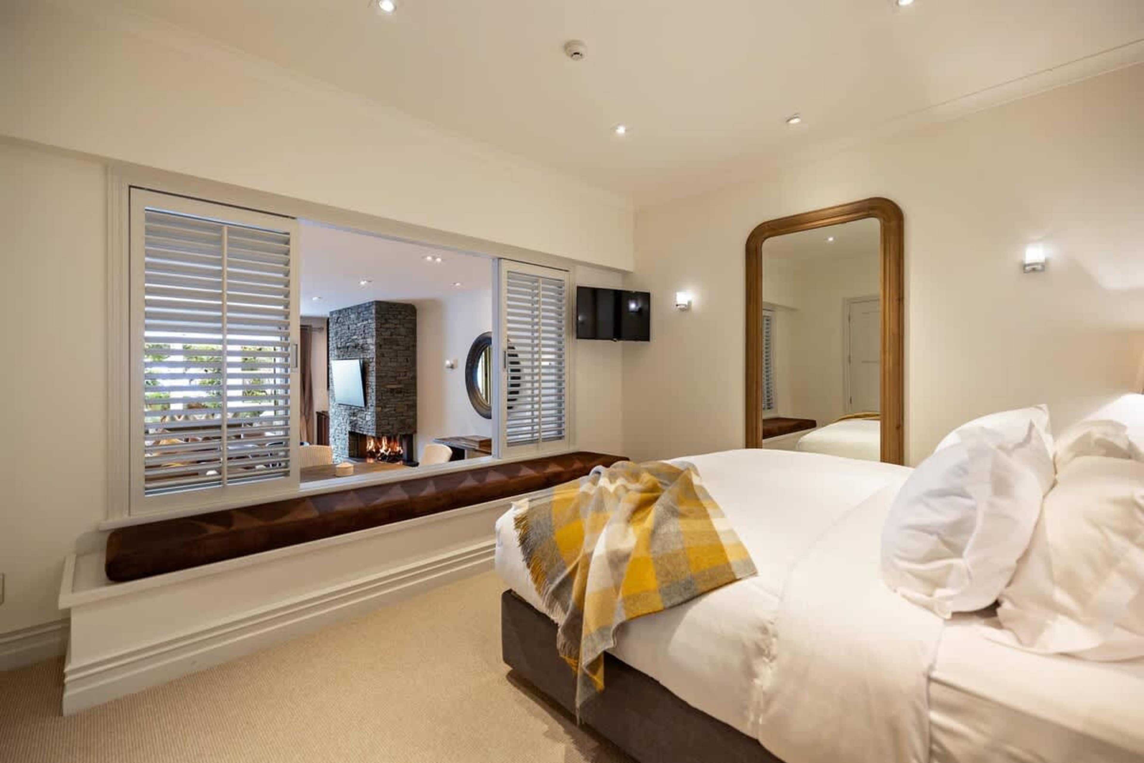 Ultimate Comfort & Tranquility – Enjoy the plush king bed, luxury linen, and absolute peace with blackout blinds and double glazing for a restful stay.