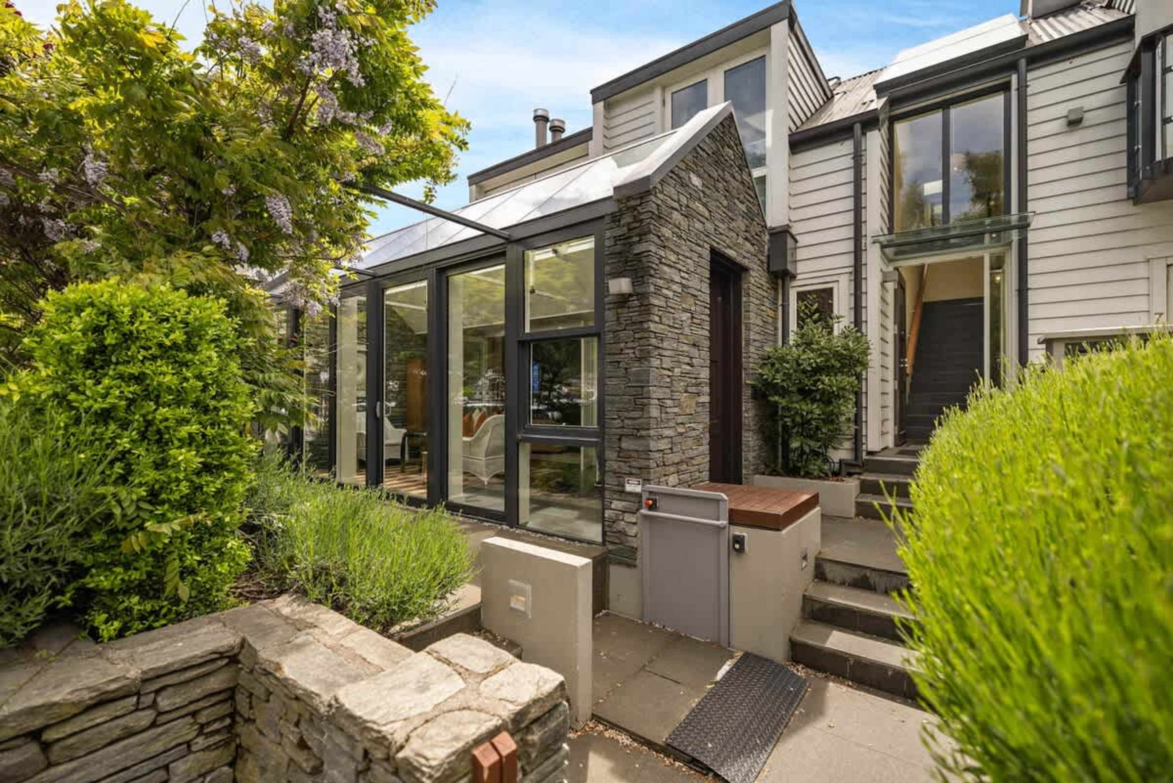Unparalleled Views & Location – Step outside to stunning lakefront scenery, with Queenstown’s best dining and attractions just moments away.