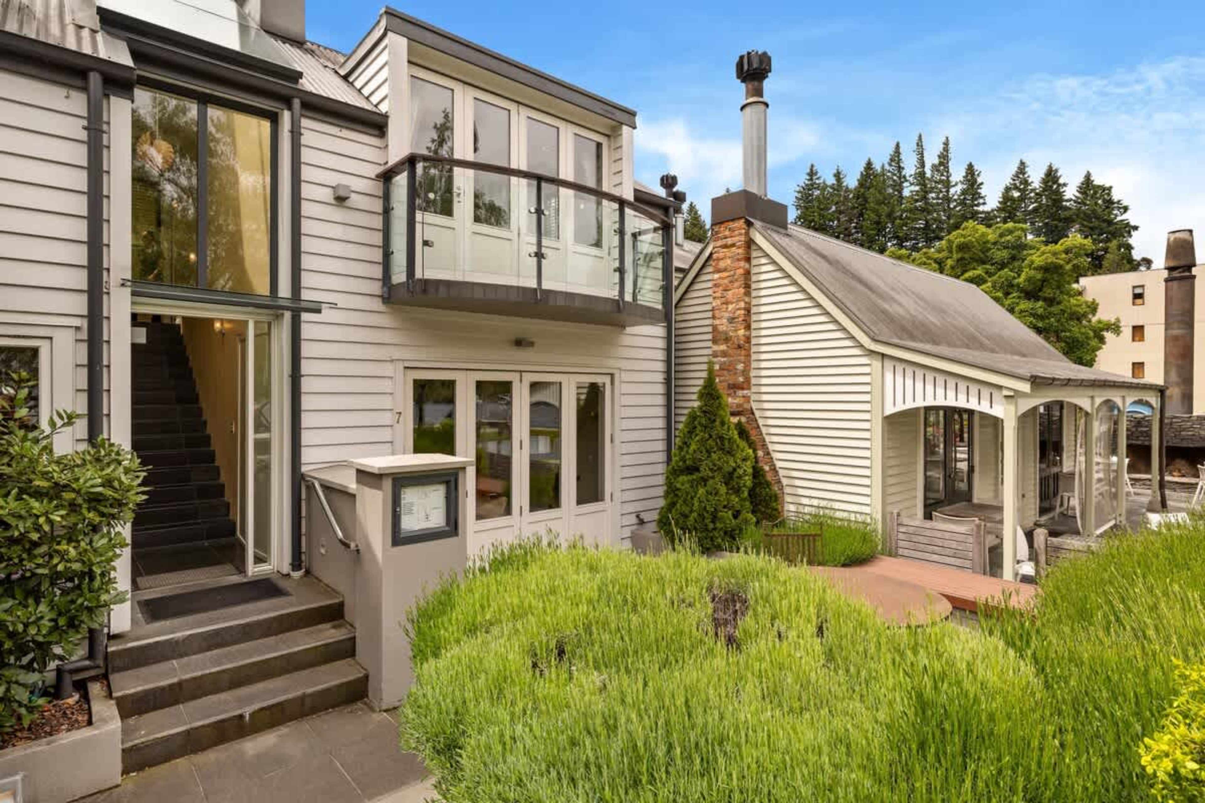 Lakefront Living in Queenstown – Enjoy the convenience of a central location, with Lake Wakatipu at your doorstep and Queenstown’s vibrant culture, restaurants, and shops just moments away.