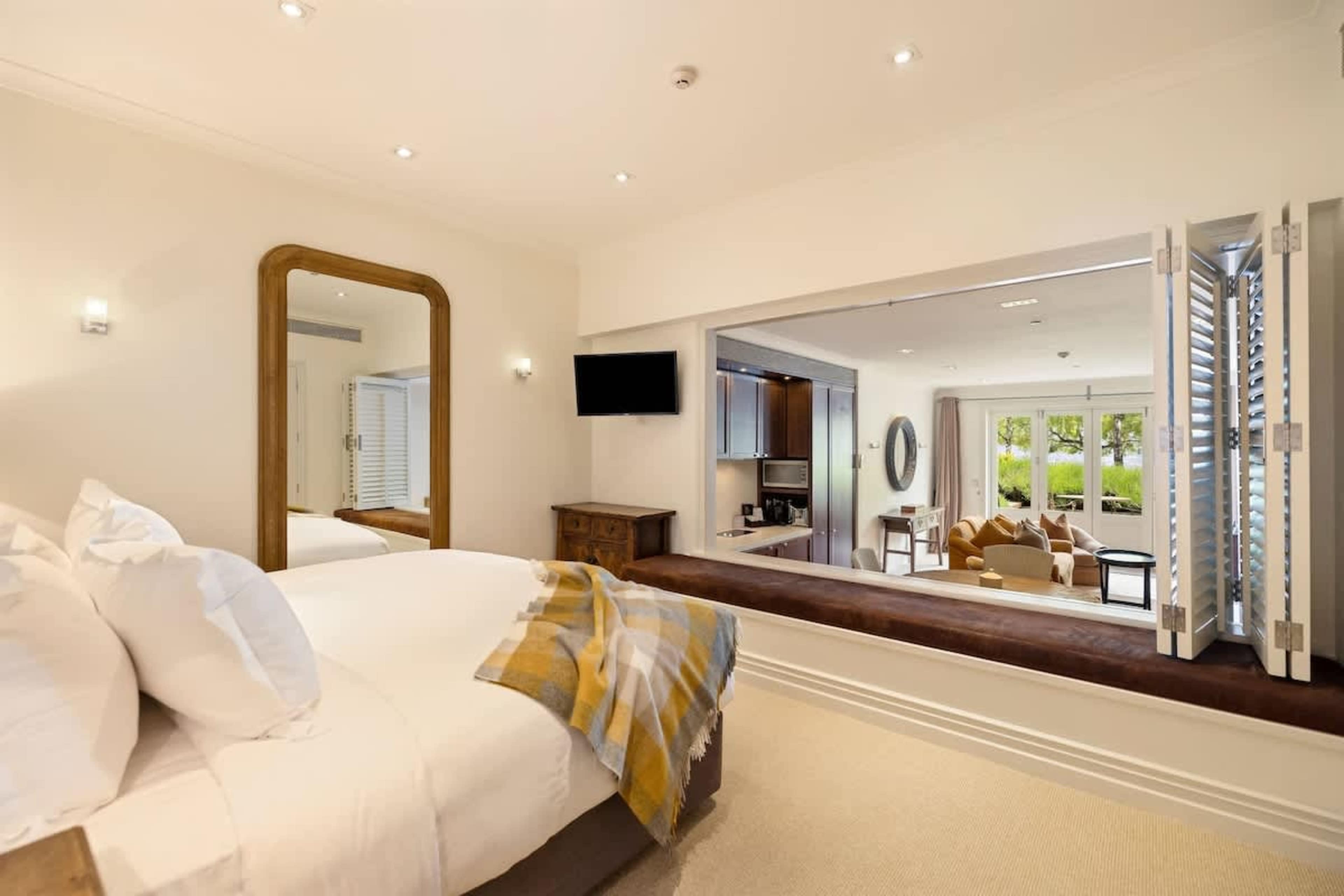 Luxury King Bedroom – Rest in a spacious king bed with premium linen, air-conditioning, and blackout blinds, ensuring the perfect night’s sleep after a day of adventure in Queenstown.