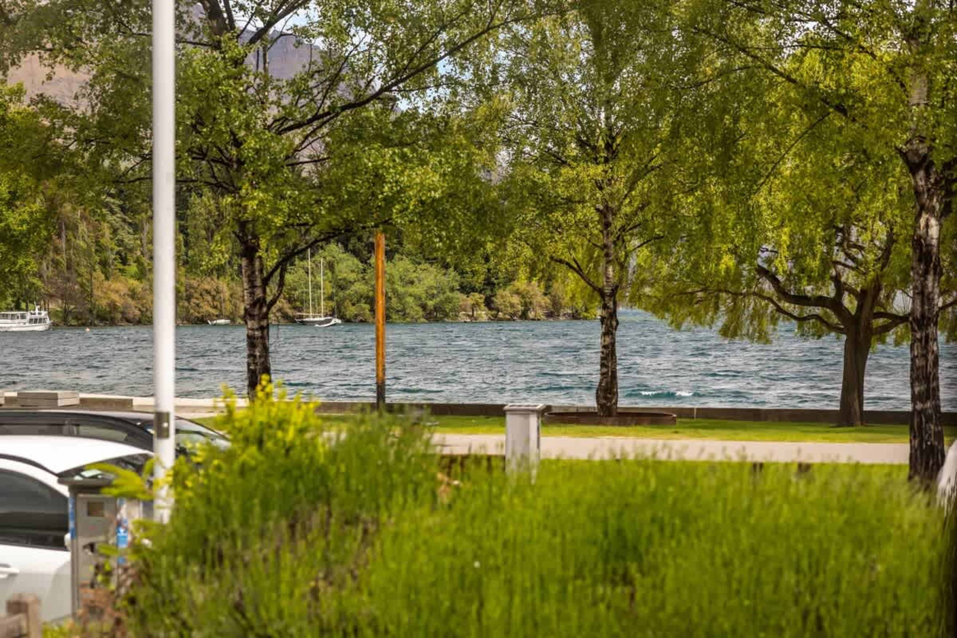 Prime Location with Stunning Views – Situated just steps from Lake Wakatipu, this apartment offers unbeatable views and is within walking distance of Queenstown’s best attractions and dining spots.