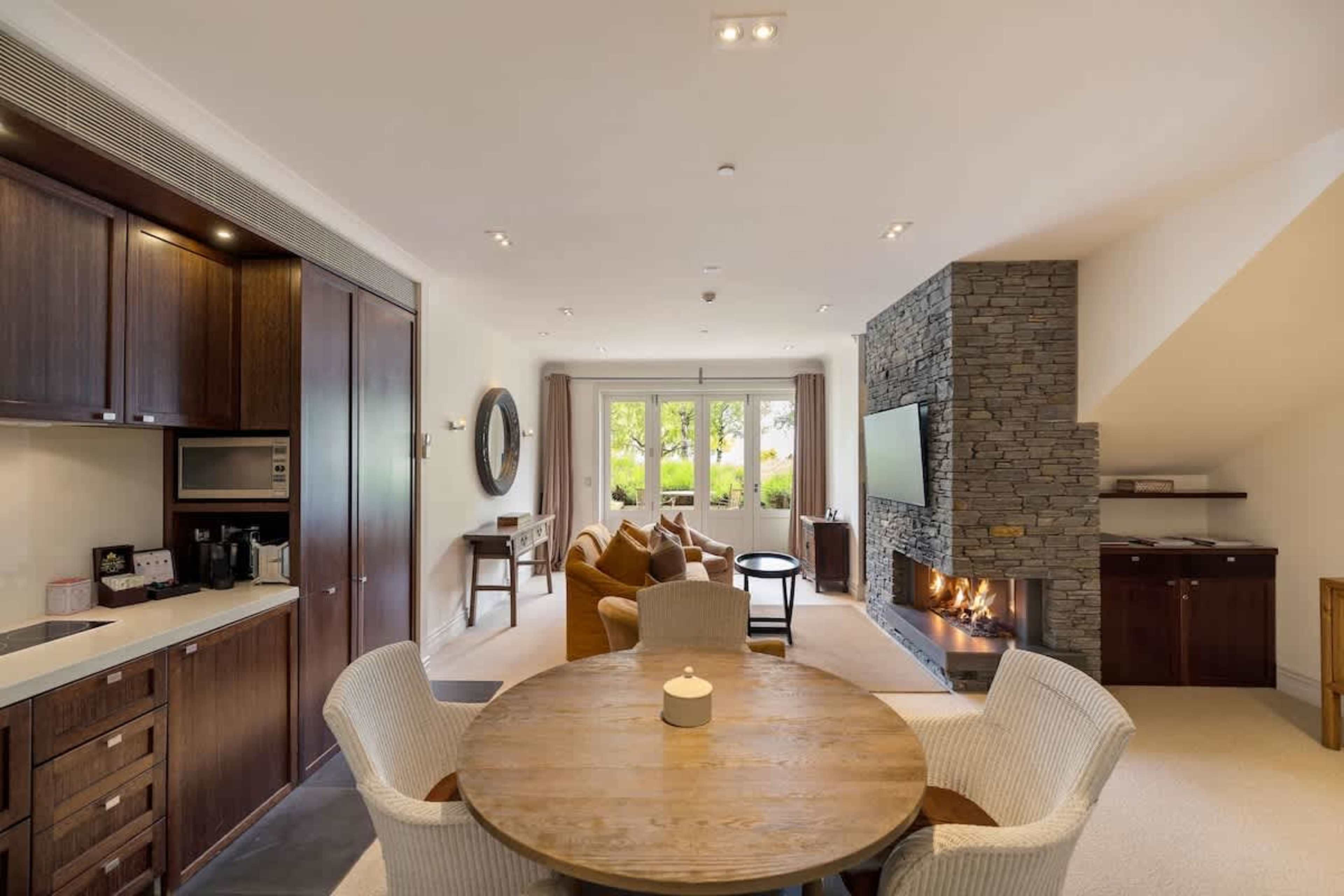 Casual Dining with a View – Enjoy meals in the comfortable dining area, with easy access to the patio for when you want to take your meal outside and enjoy the fresh air and beautiful views.