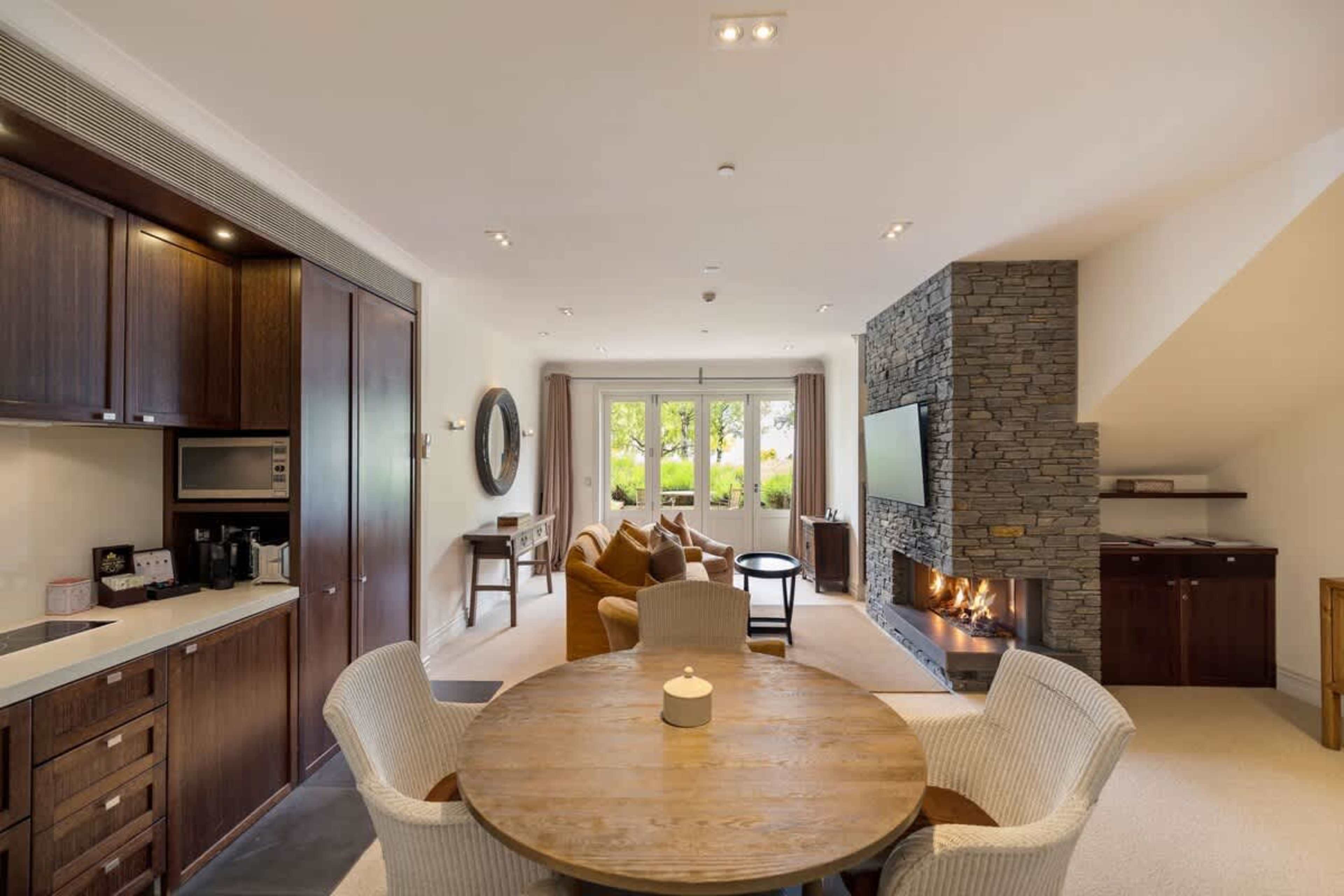 Casual Dining with Lake Views – The modern dining area offers a great space for meals or enjoying a drink with beautiful views from the patio. A cozy and intimate setting for relaxing after a day of sightseeing.