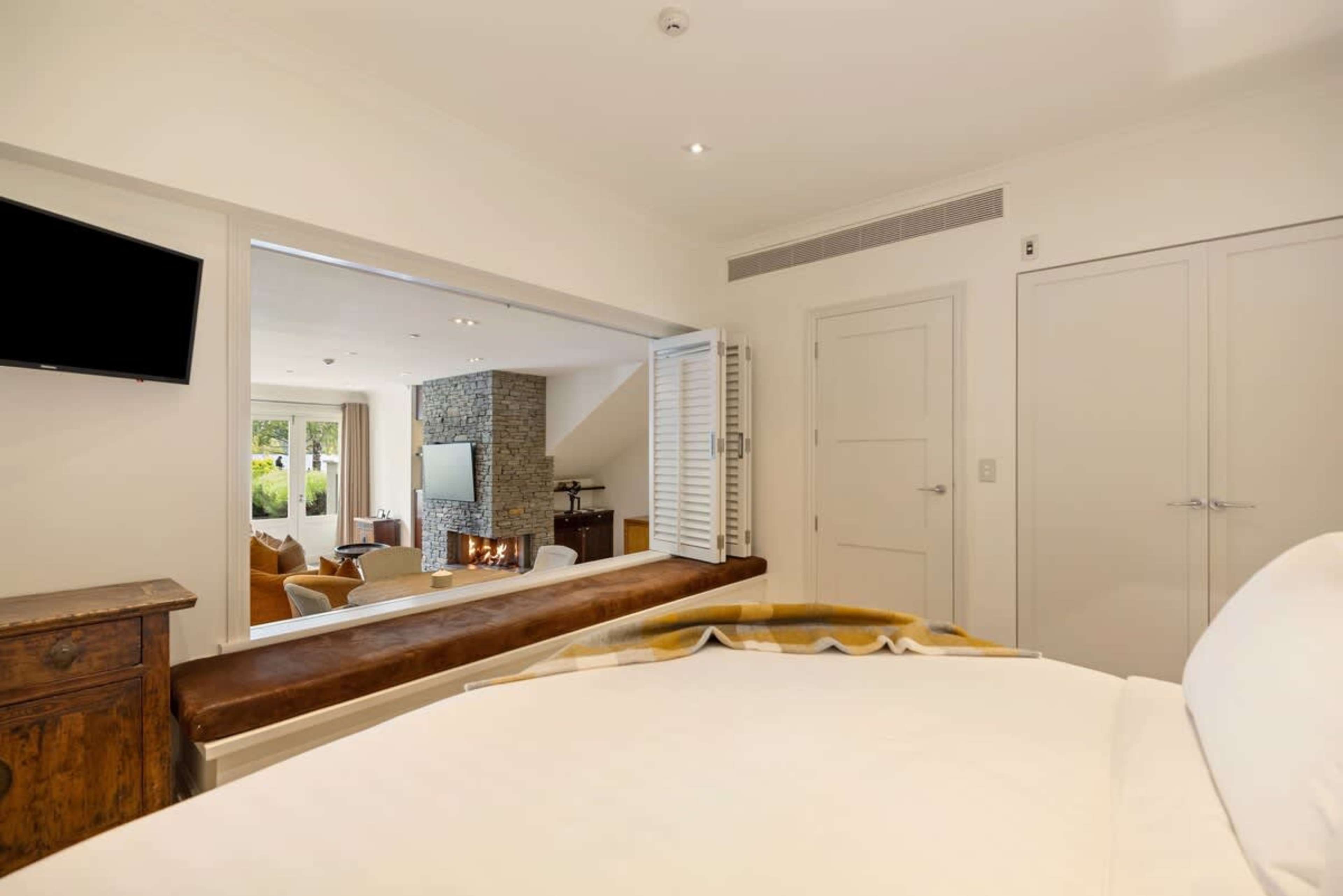 Elegant & Peaceful King Bedroom – Sleep like royalty in this king-size bed with luxury linens, air-conditioning, and blackout blinds for the ultimate comfort. A quiet retreat for the perfect night’s sleep.