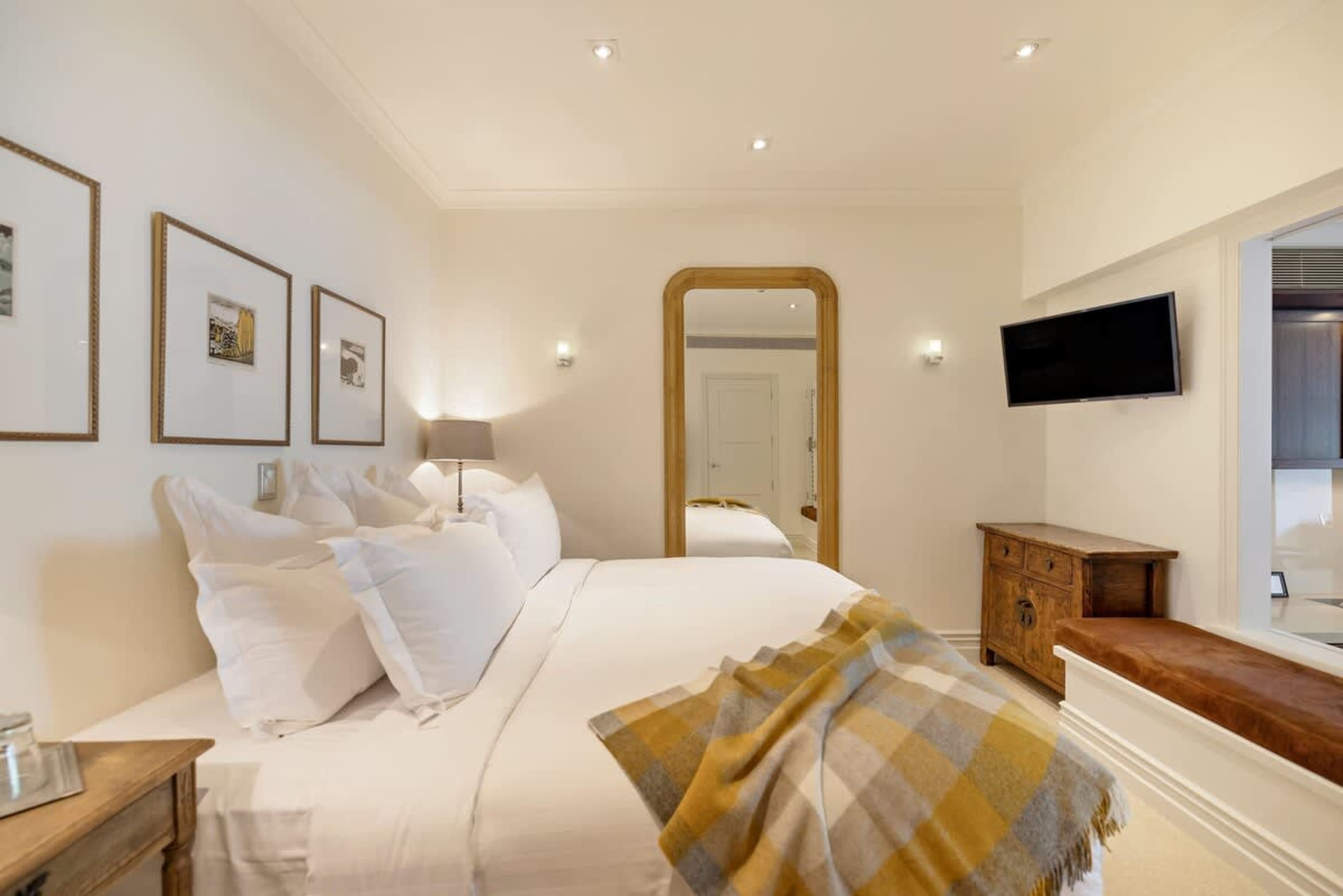 Serene King Bedroom with Stunning Views – This spacious bedroom offers a king bed, luxury linens, and air-conditioning for your comfort. Enjoy a peaceful sleep and wake up to beautiful views of Lake Wakatipu.