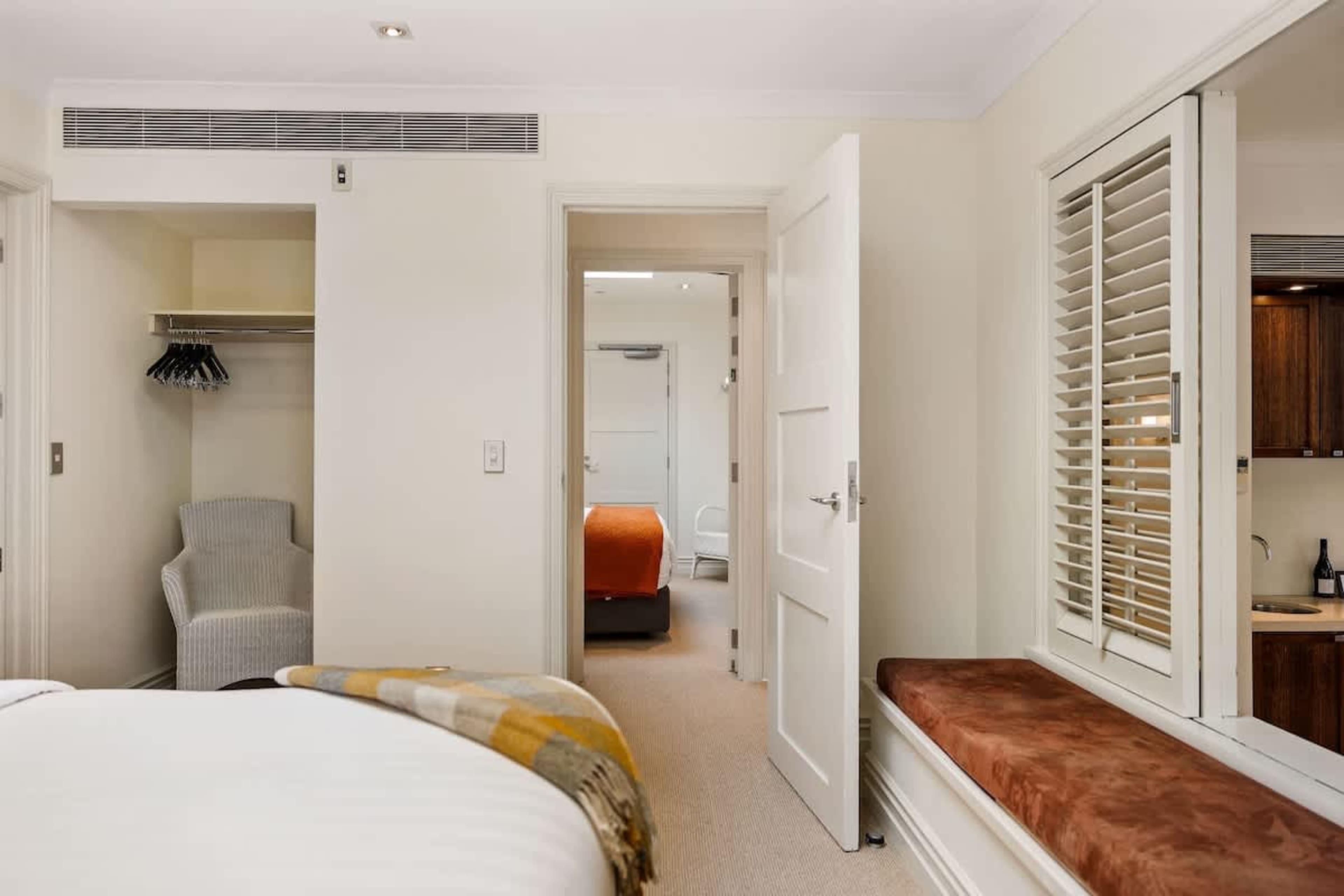 Flexible Accommodation Options – This luxurious apartment offers the flexibility to be rented as a one or two-bedroom option, perfect for couples or groups looking to enjoy the best of Queenstown’s lakefront on Marine Parade.