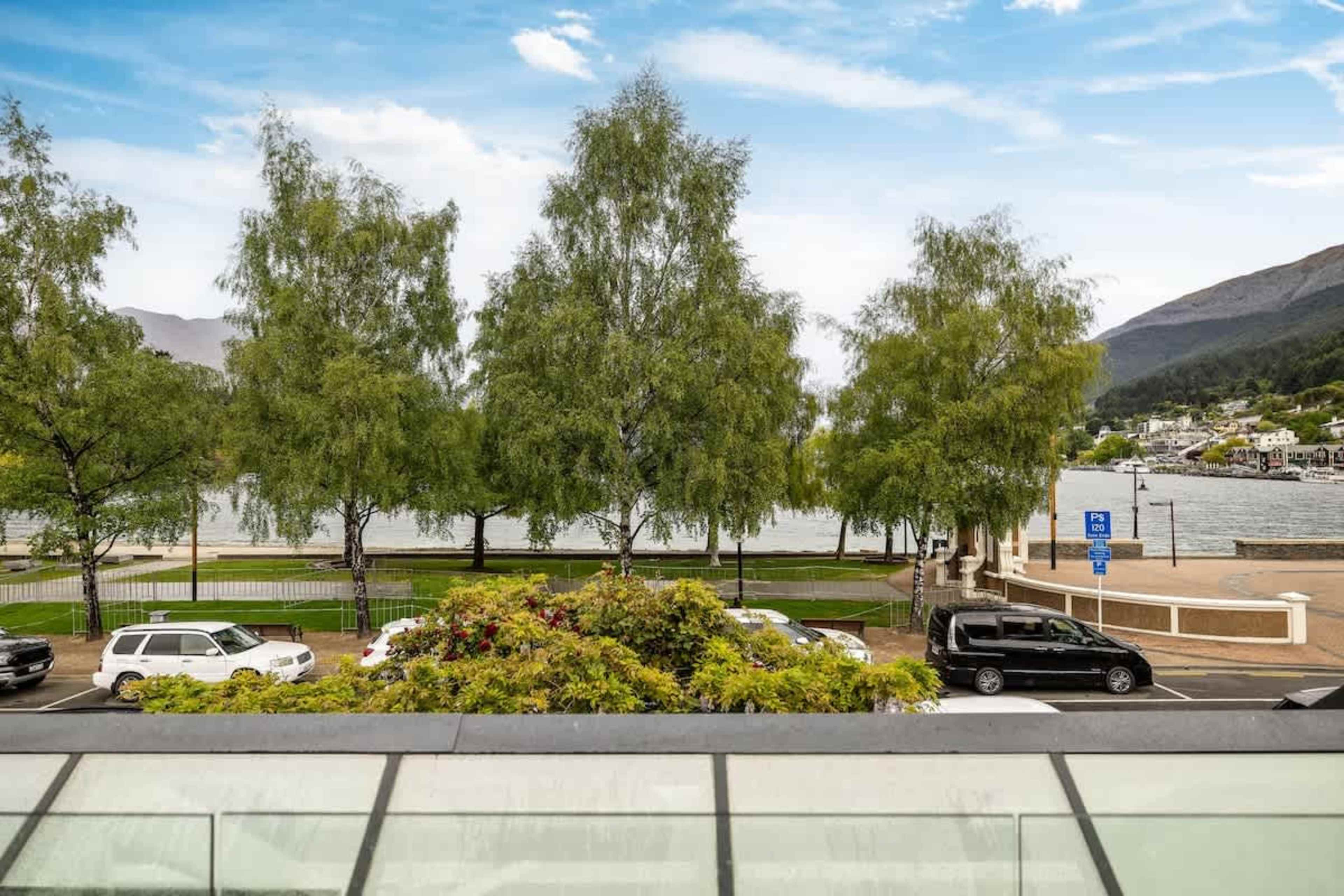 Prime Lakefront Setting – Enjoy the best of both worlds with an unparalleled lakefront position on Marine Parade, just steps from the water’s edge and Queenstown’s vibrant town center.