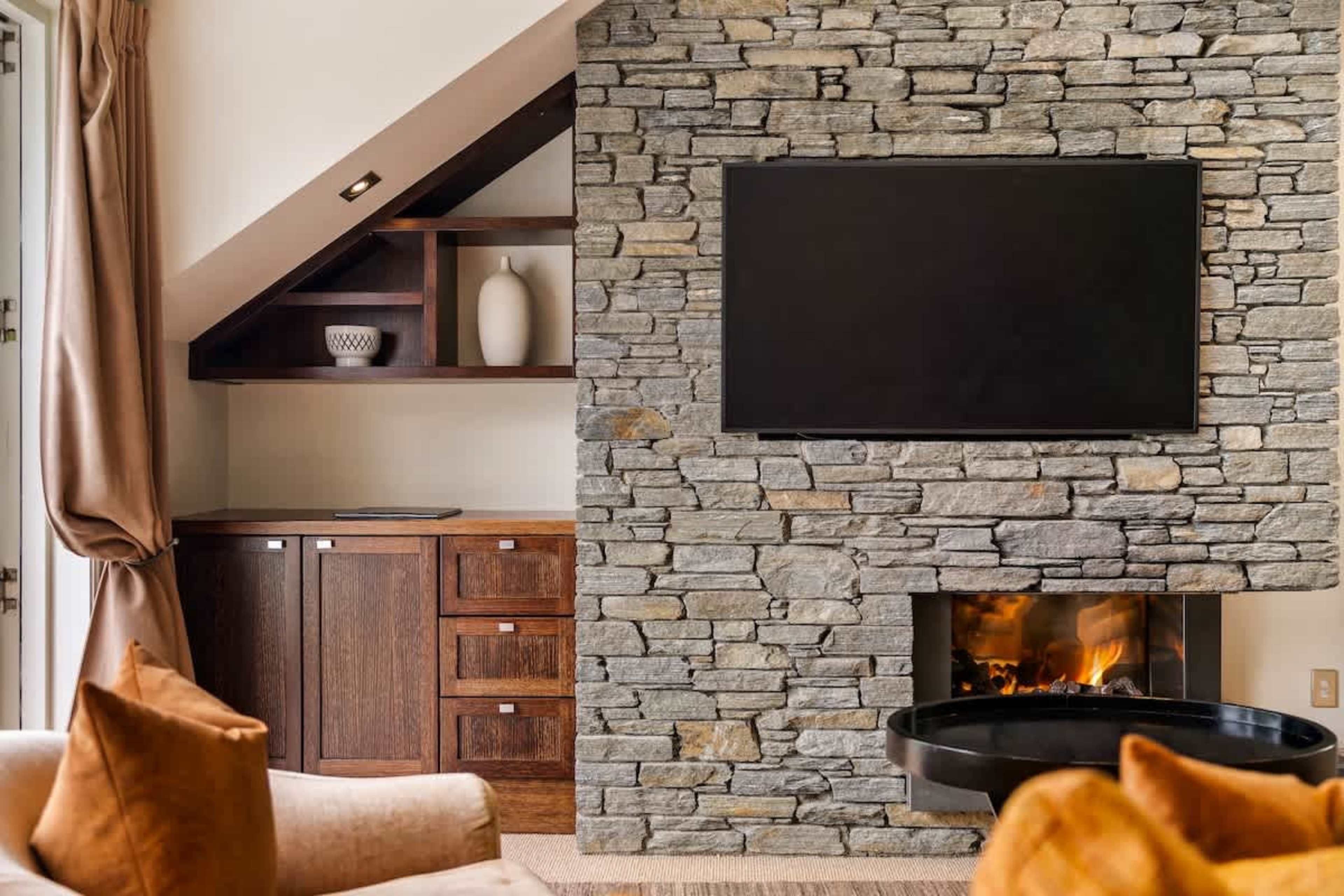 Relax in Luxury – Whether you’re enjoying a glass of Central Otago wine or planning your next Queenstown adventure, this elegant living room provides the perfect setting for your stay.