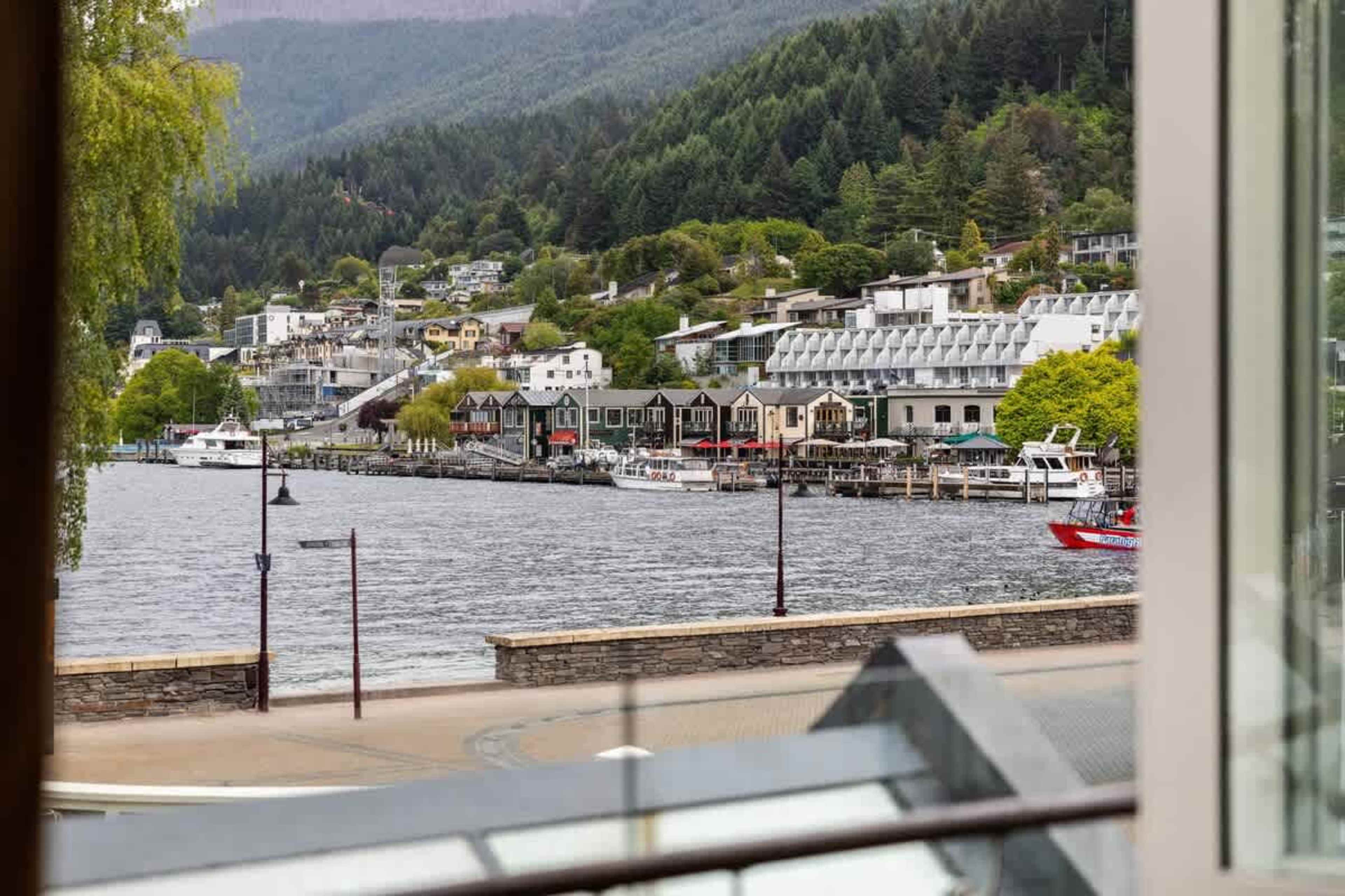 Stunning Lakefront Location – Step outside to breathtaking views of Lake Wakatipu, with the serene beauty of Marine Parade right at your doorstep, offering immediate access to Queenstown’s waterfront.