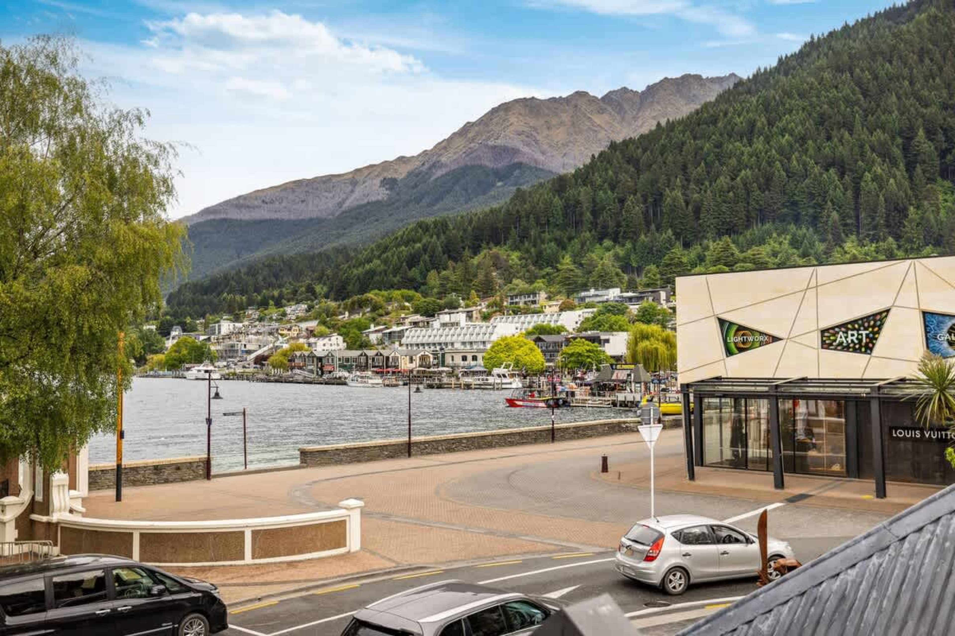 Lakefront Luxury – Step outside and enjoy immediate access to the serene beauty of Lake Wakatipu, right from your doorstep on Marine Parade, with sweeping views of Queenstown’s stunning alpine landscape.
