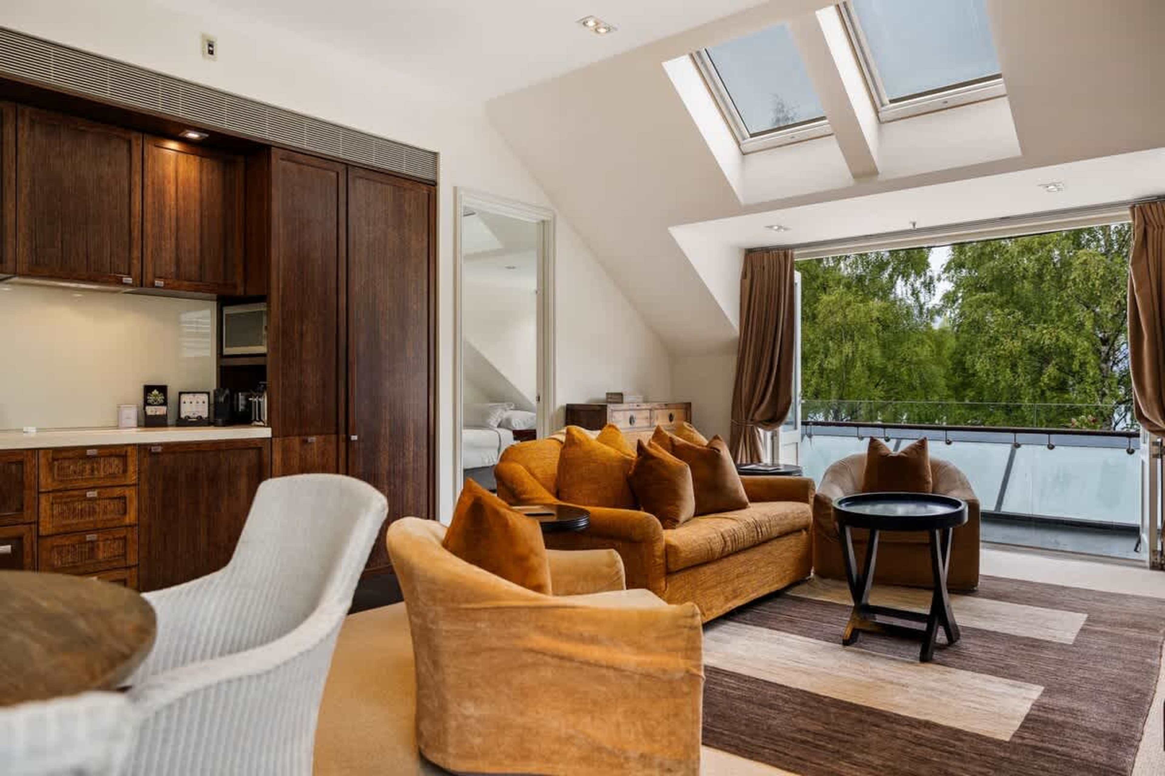 Queenstown Comfort & Style – This bright, air-conditioned living space is the perfect spot to unwind, offering chic décor, a gas fireplace, and stunning views of Lake Wakatipu and the surrounding mountains.