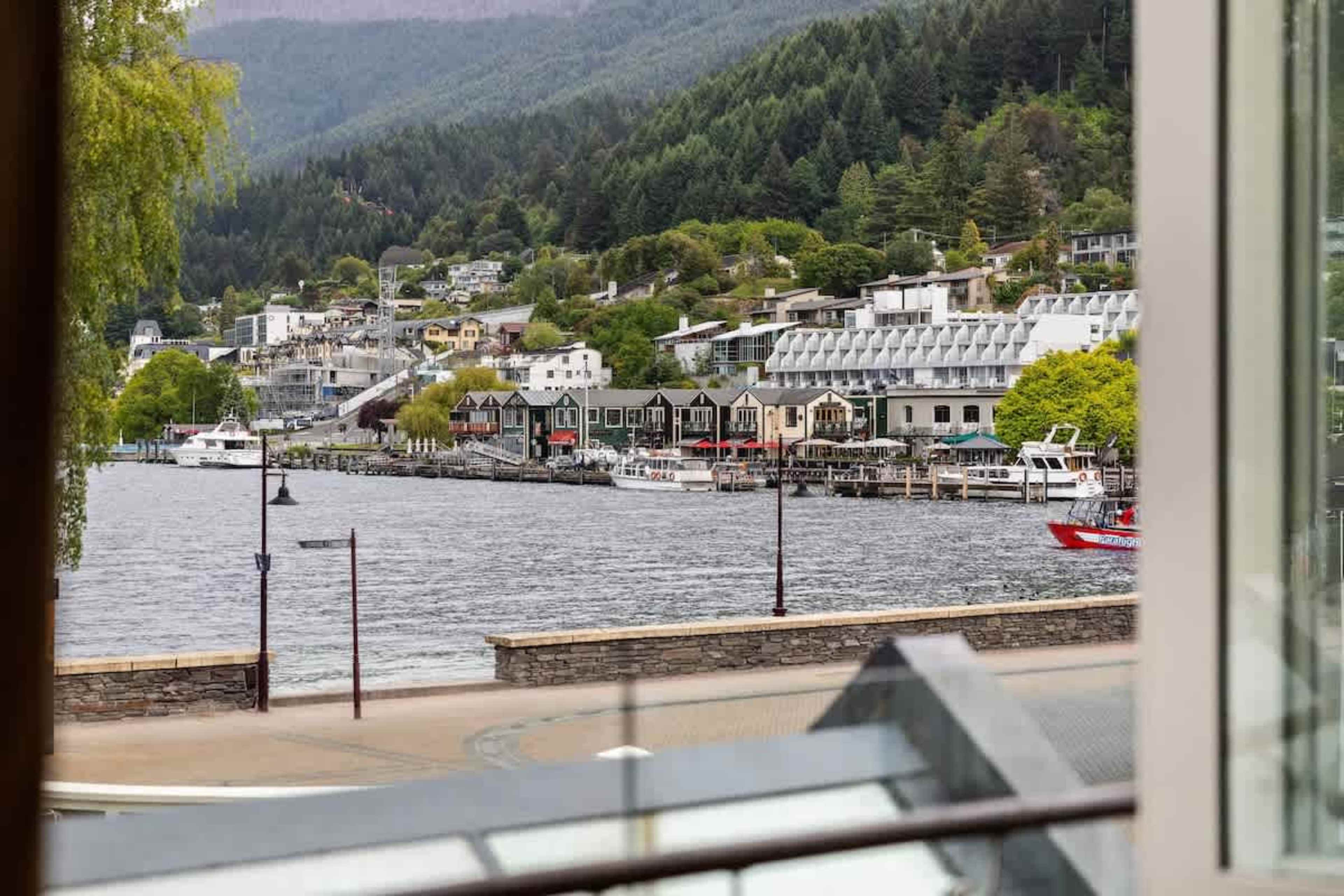 Prime Lakefront Location – Just steps from the water, this apartment offers immediate access to Queenstown’s picturesque lakefront on Marine Parade, with stunning views of Lake Wakatipu and the surrounding mountains.