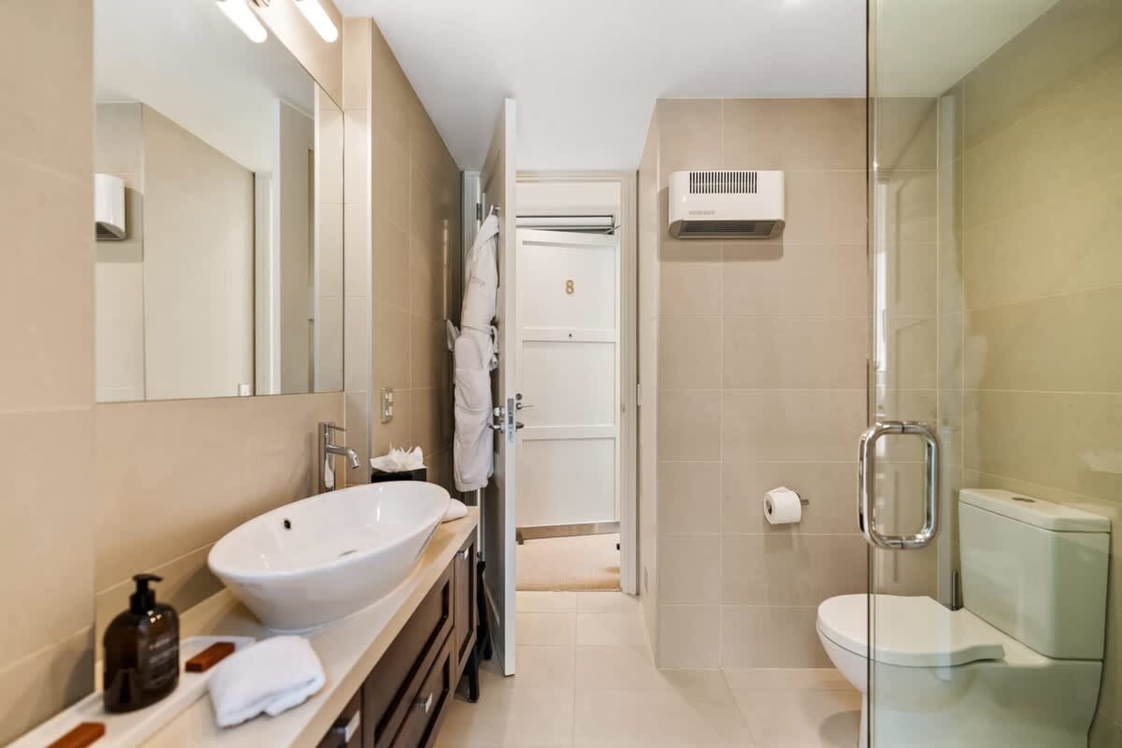 Private Ensuite with Premium Comfort – Enjoy the luxury of your own ensuite, complete with plush bathrobes, slippers, and high-end amenities, ensuring a relaxing and indulgent experience during your Queenstown stay.