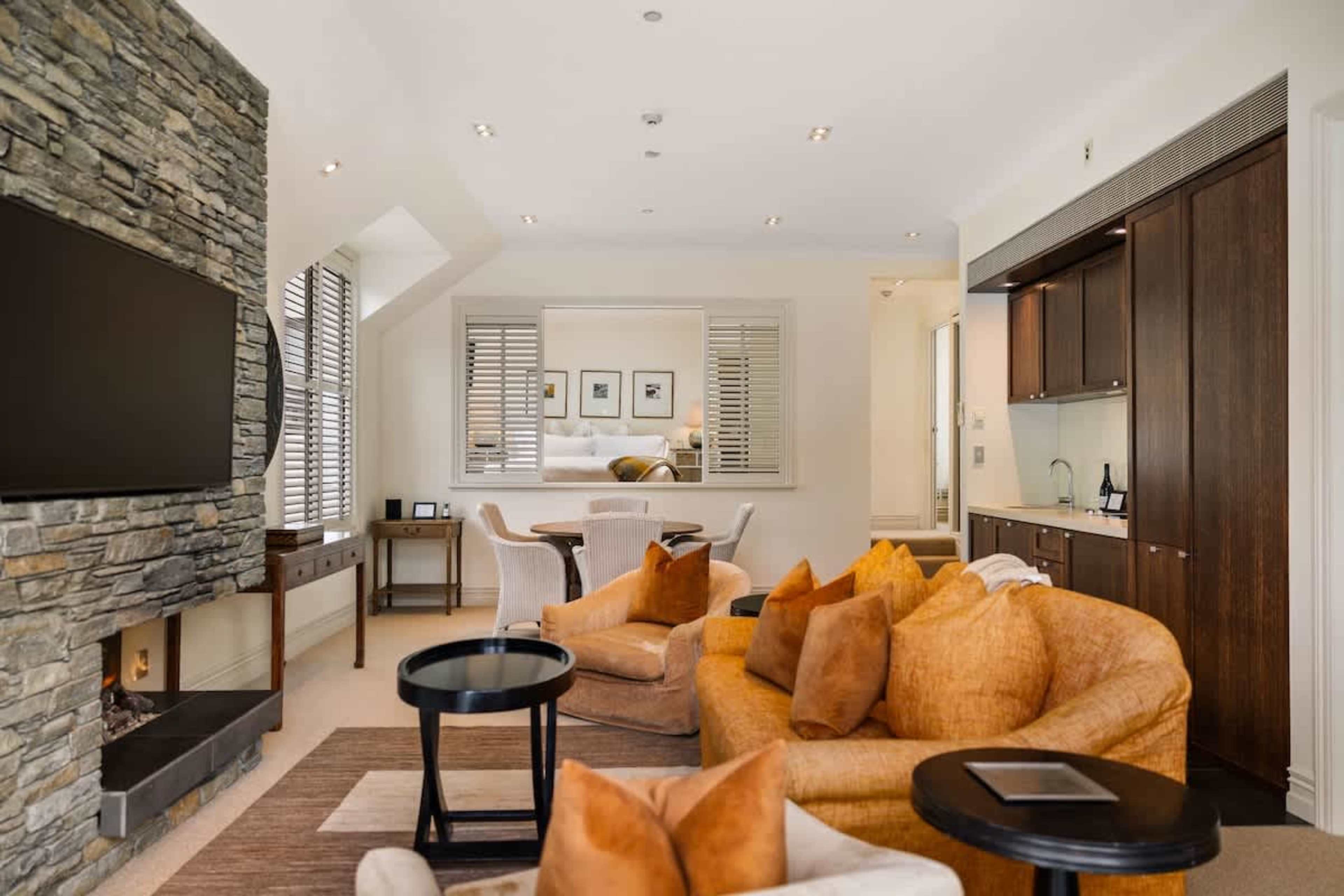 Air-Conditioned Comfort in Queenstown – Unwind in style with air-conditioning, a cozy gas fireplace, and designer seating that perfectly complement the stunning lake views outside.