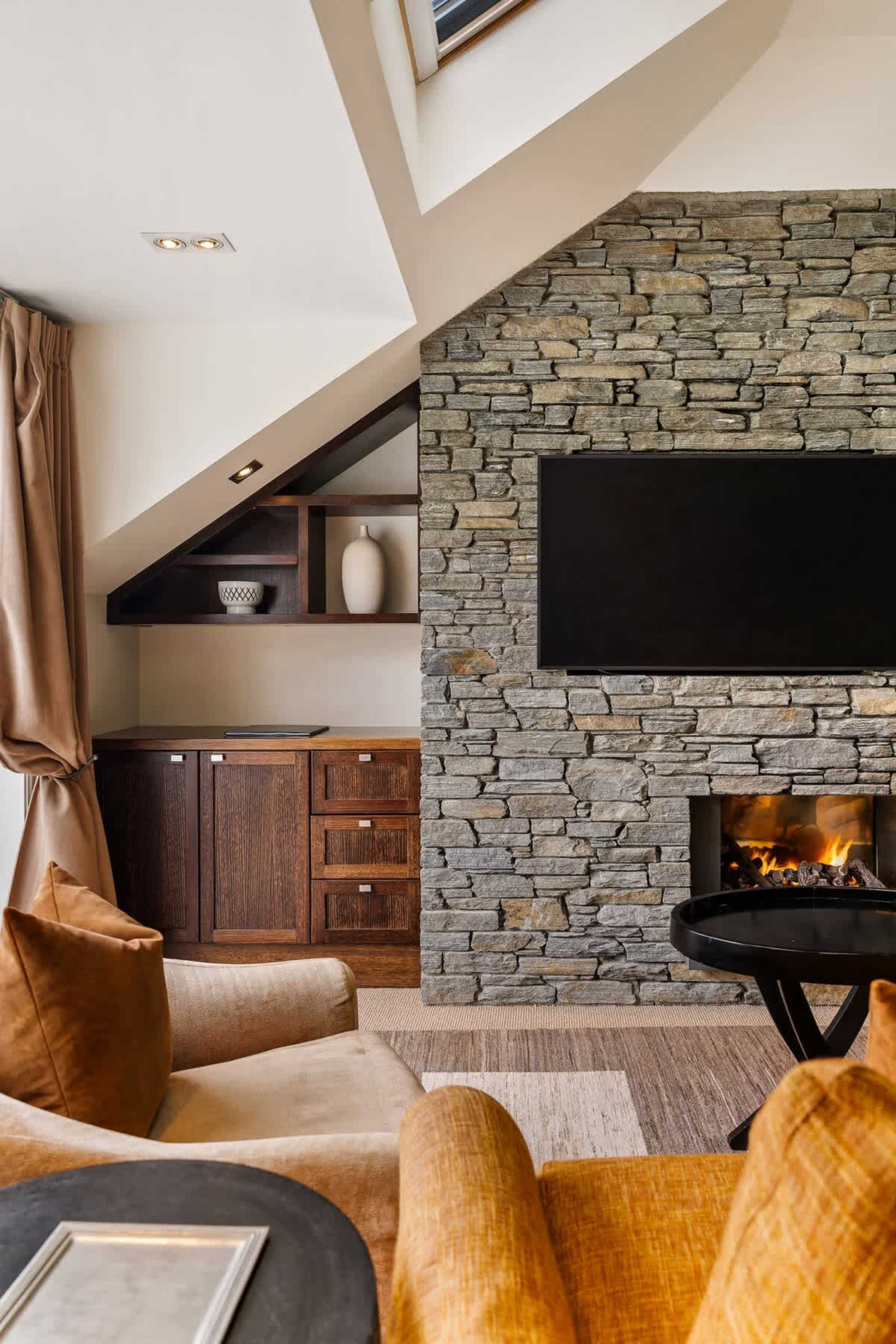 Relax in Style – This large, light-filled living room features designer furnishings, a gas fireplace for warmth, and amazing views of Queenstown’s lakefront.