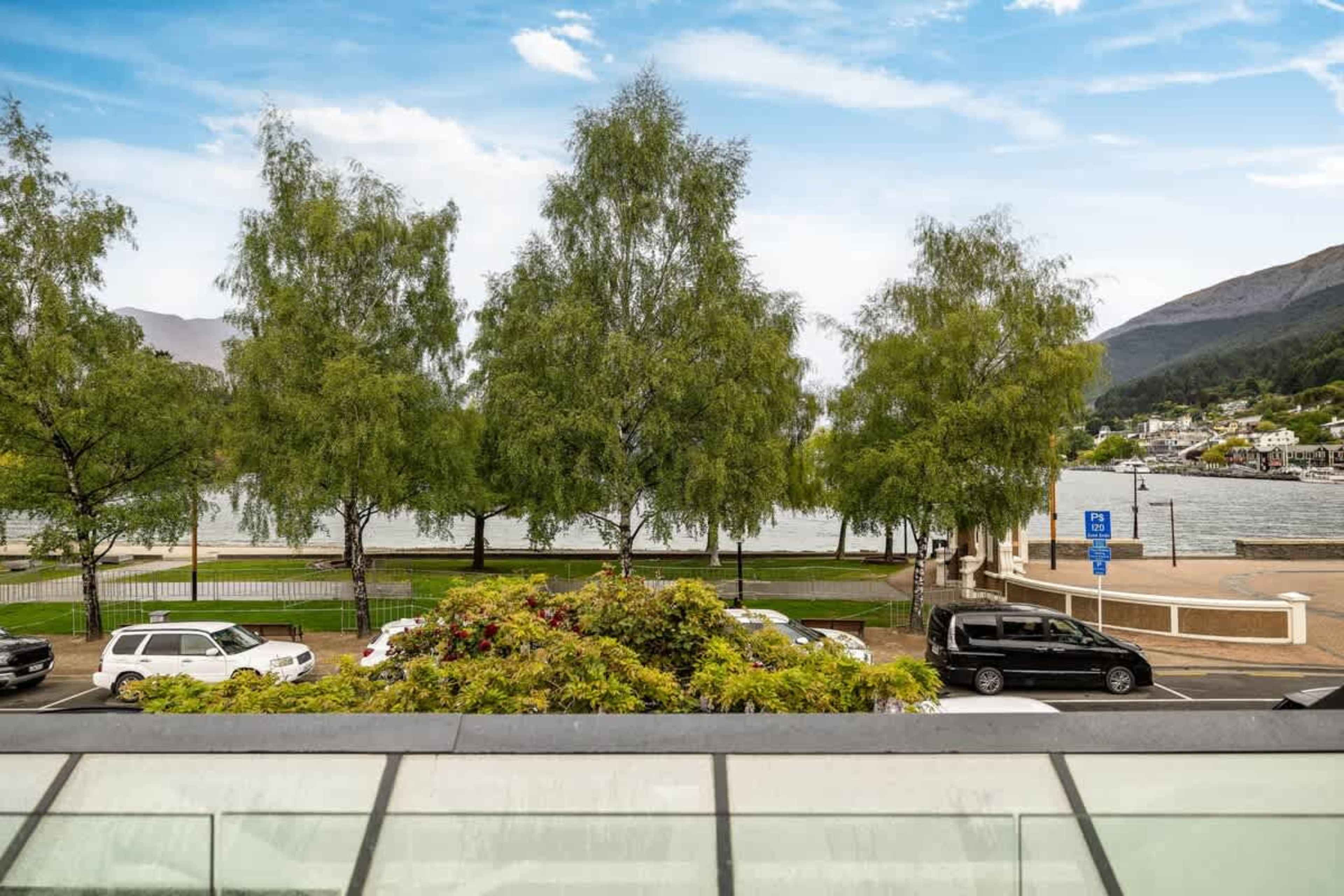 Unbeatable Waterfront Position – Located directly on Marine Parade, this two-bedroom apartment offers breathtaking lakefront views and seamless access to Queenstown’s vibrant town center and outdoor activities.
