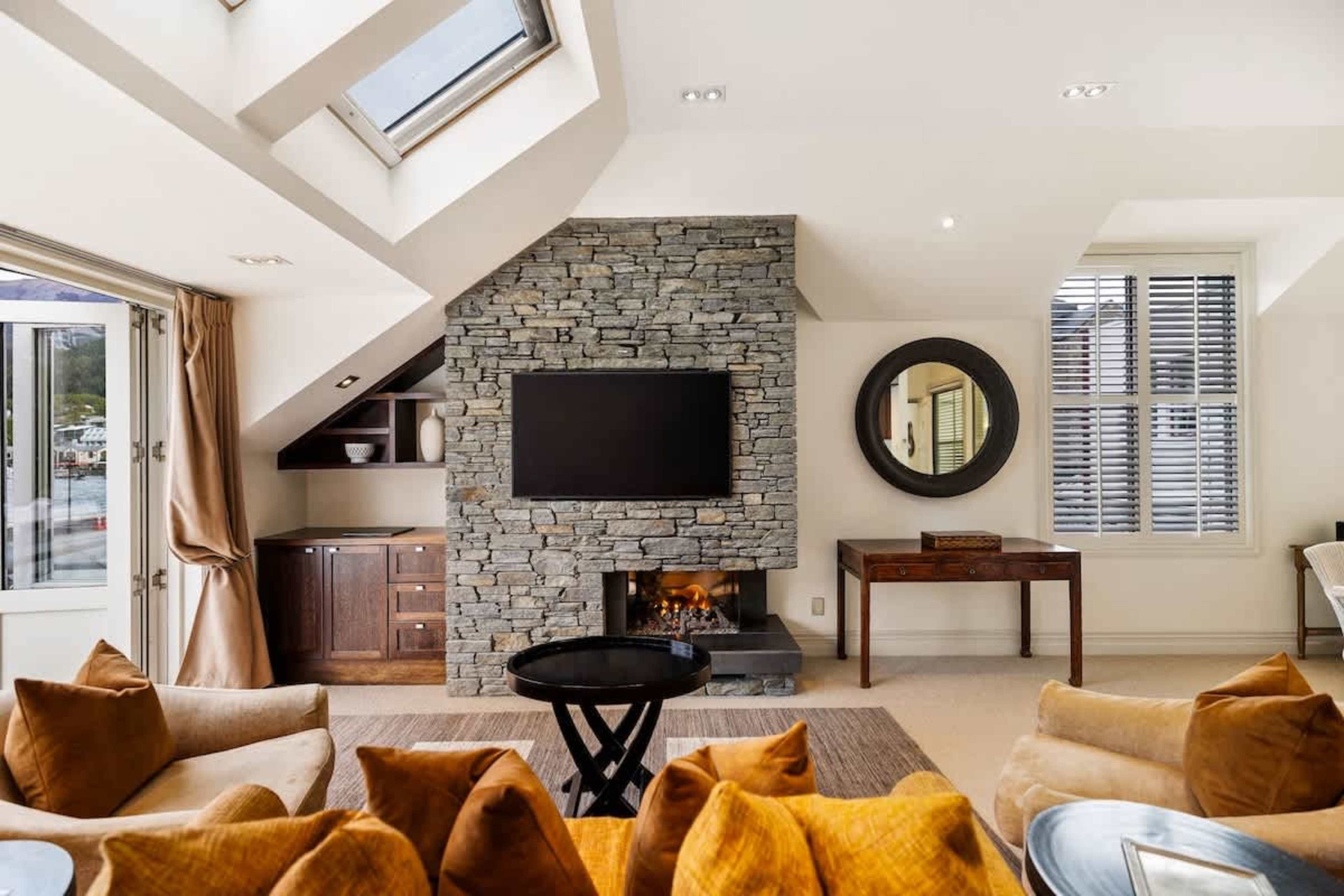 Lakeside Serenity & Comfort – After a day of adventure, sink into the inviting lounge and enjoy a peaceful evening in this beautifully appointed living space.
