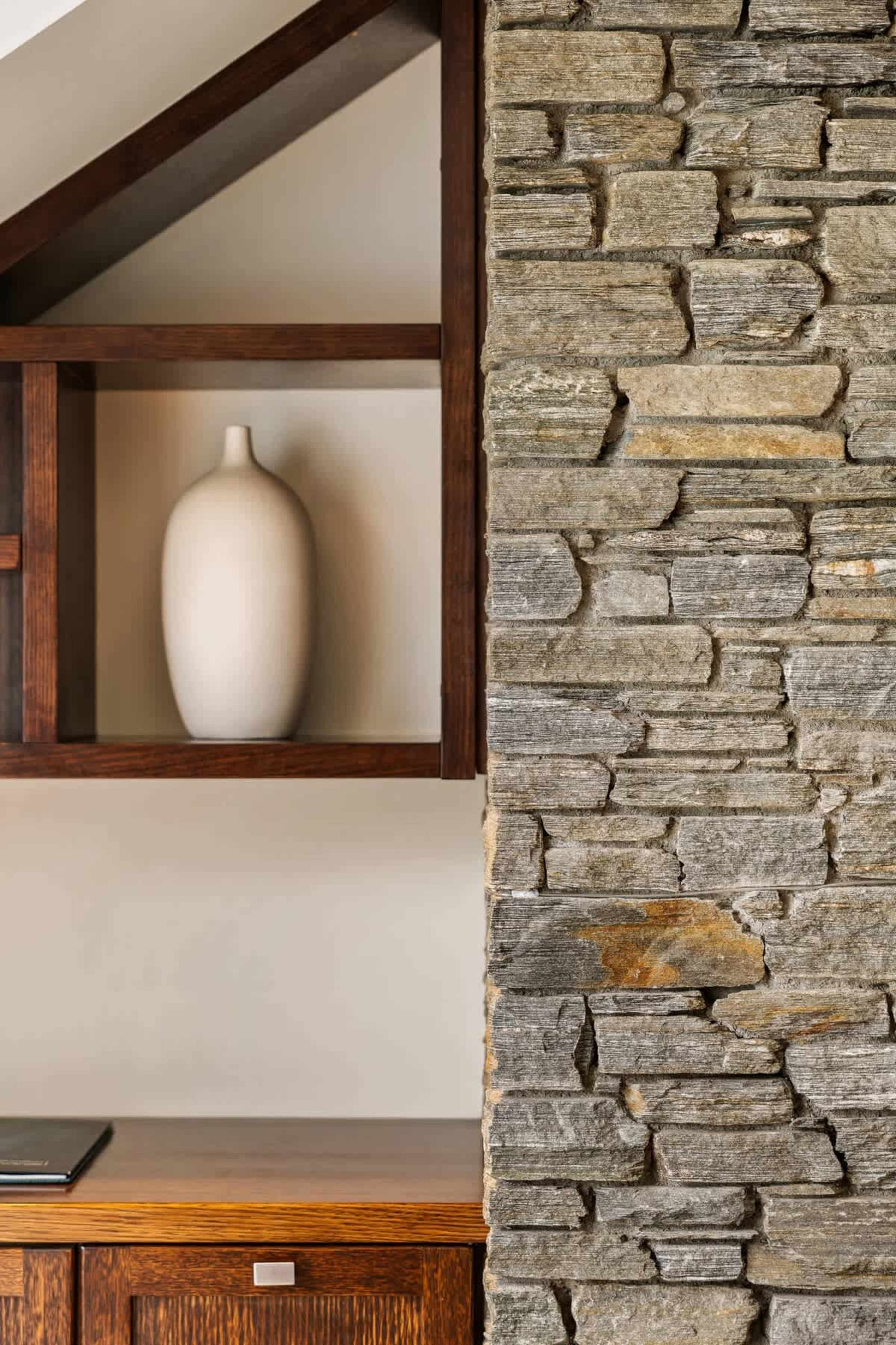 A Cozy Retreat in Queenstown – Whether it’s summer or winter, relax in air-conditioned comfort with stylish furnishings and a welcoming ambiance in this beautifully designed lounge.