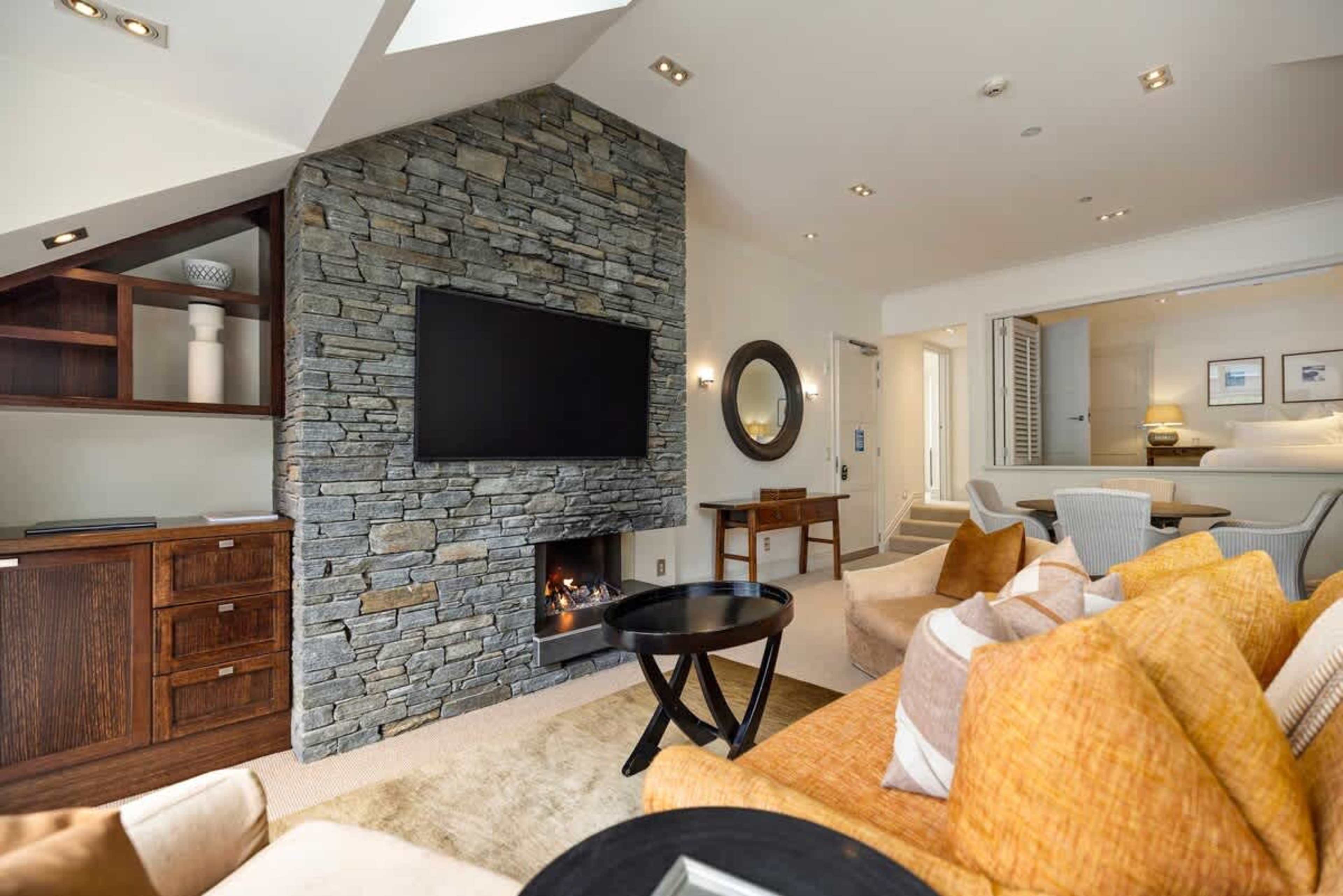 Year-Round Comfort & Style – Whether you're warming up by the gas fireplace in winter or enjoying fresh alpine air on the balcony in summer, this living space is the perfect escape.