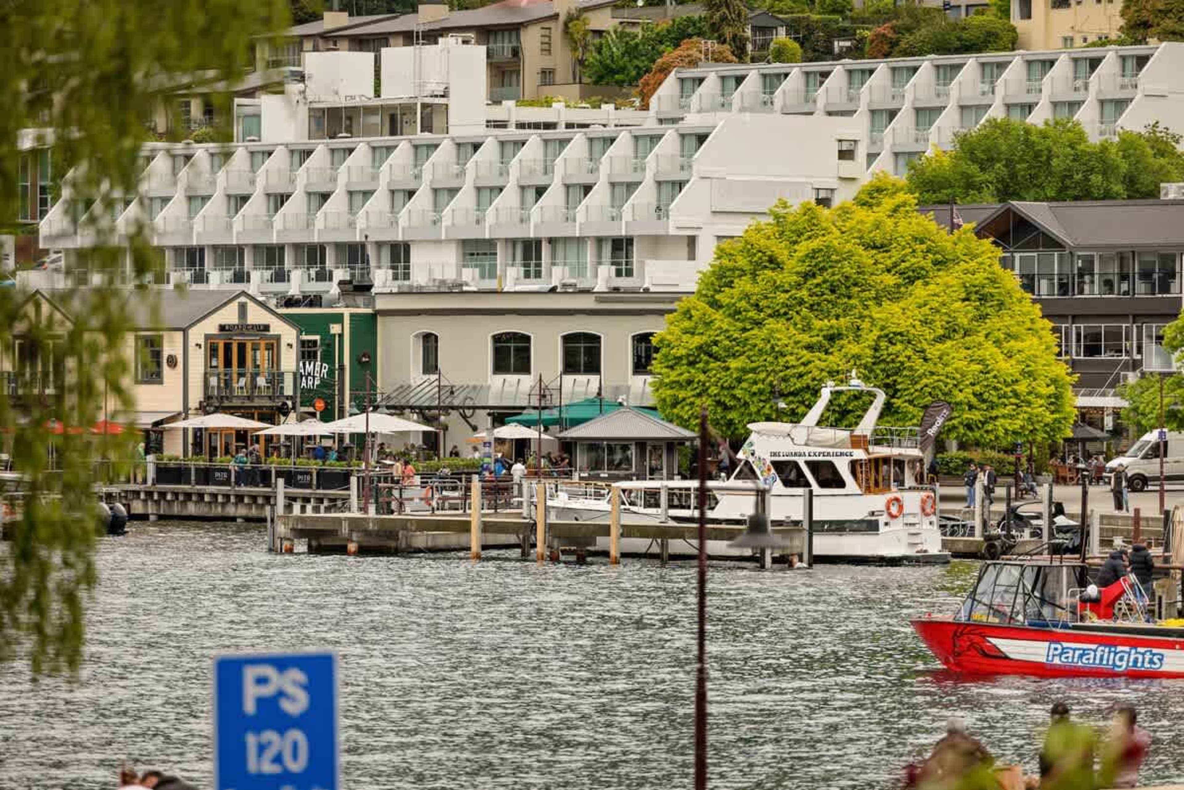 A Prime Queenstown Location – Stay right in the heart of it all, with Lake Wakatipu at your doorstep and Queenstown’s best dining and attractions moments away.
