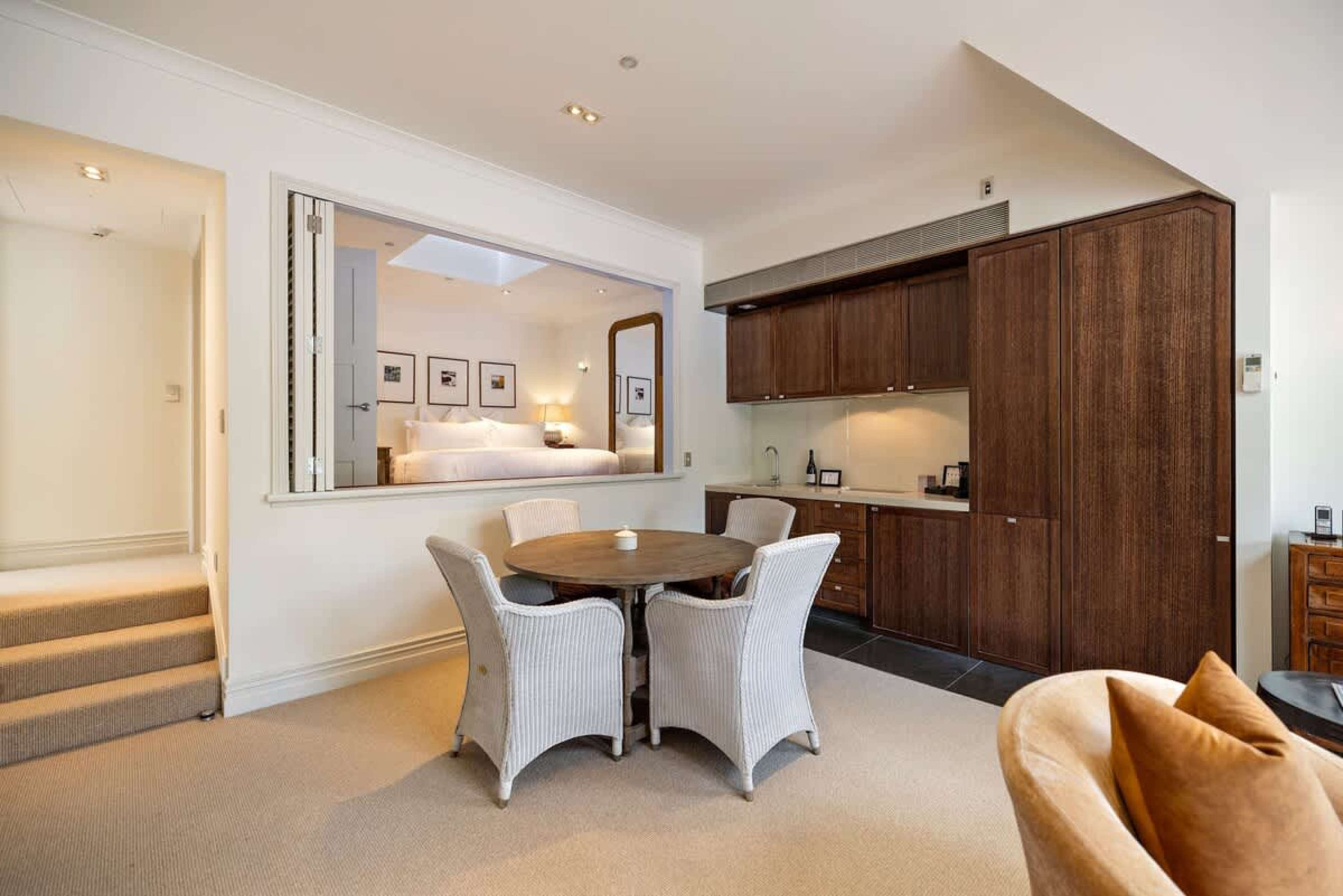 Chic & Comfortable Dining Space – Whether it's a homemade meal or takeout from Queenstown’s finest restaurants, this cozy dining area is perfect for any occasion.
