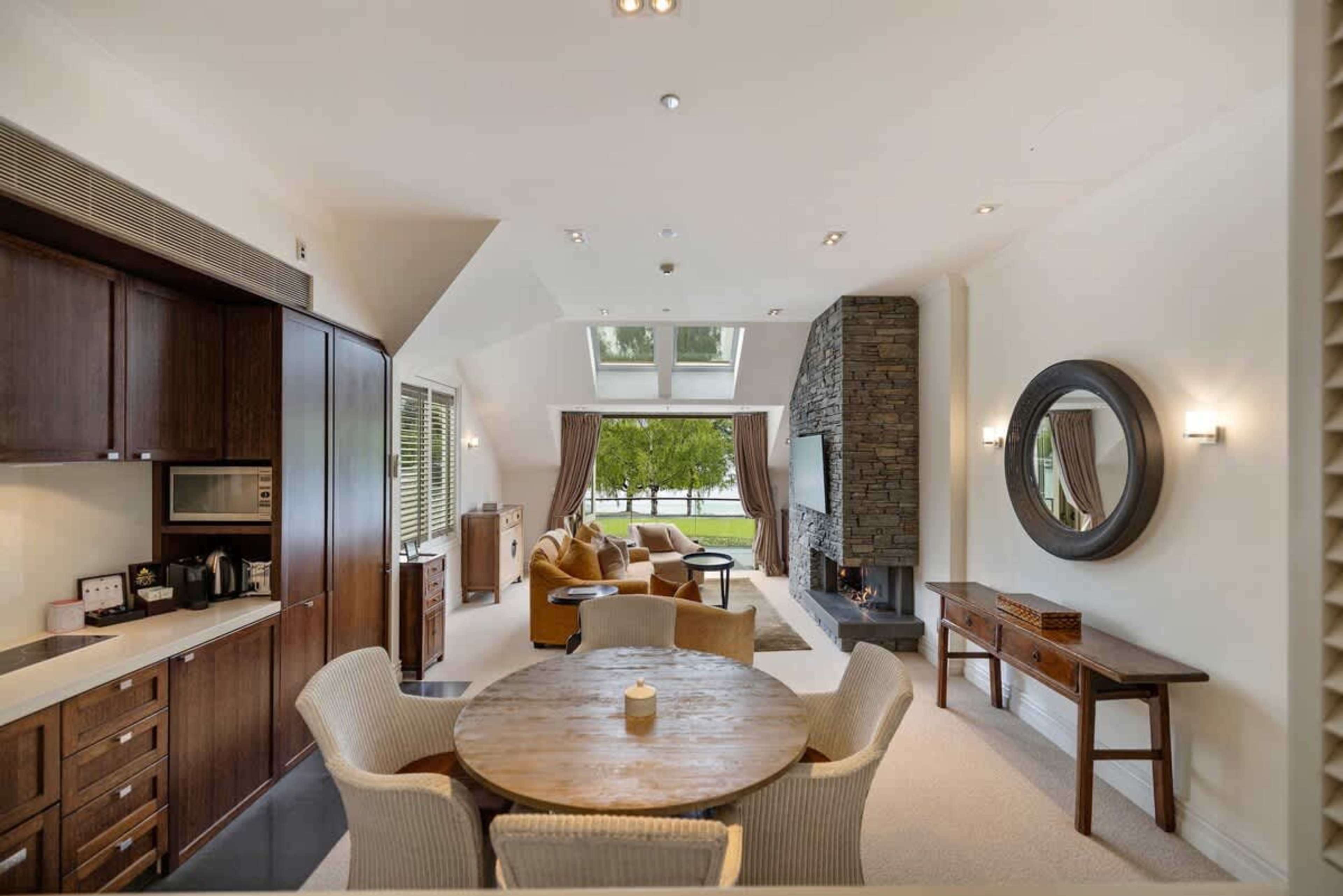 Open-Plan Dining in Style – Gather around the dining table for a relaxed meal, seamlessly connected to the living space and balcony for an inviting atmosphere.