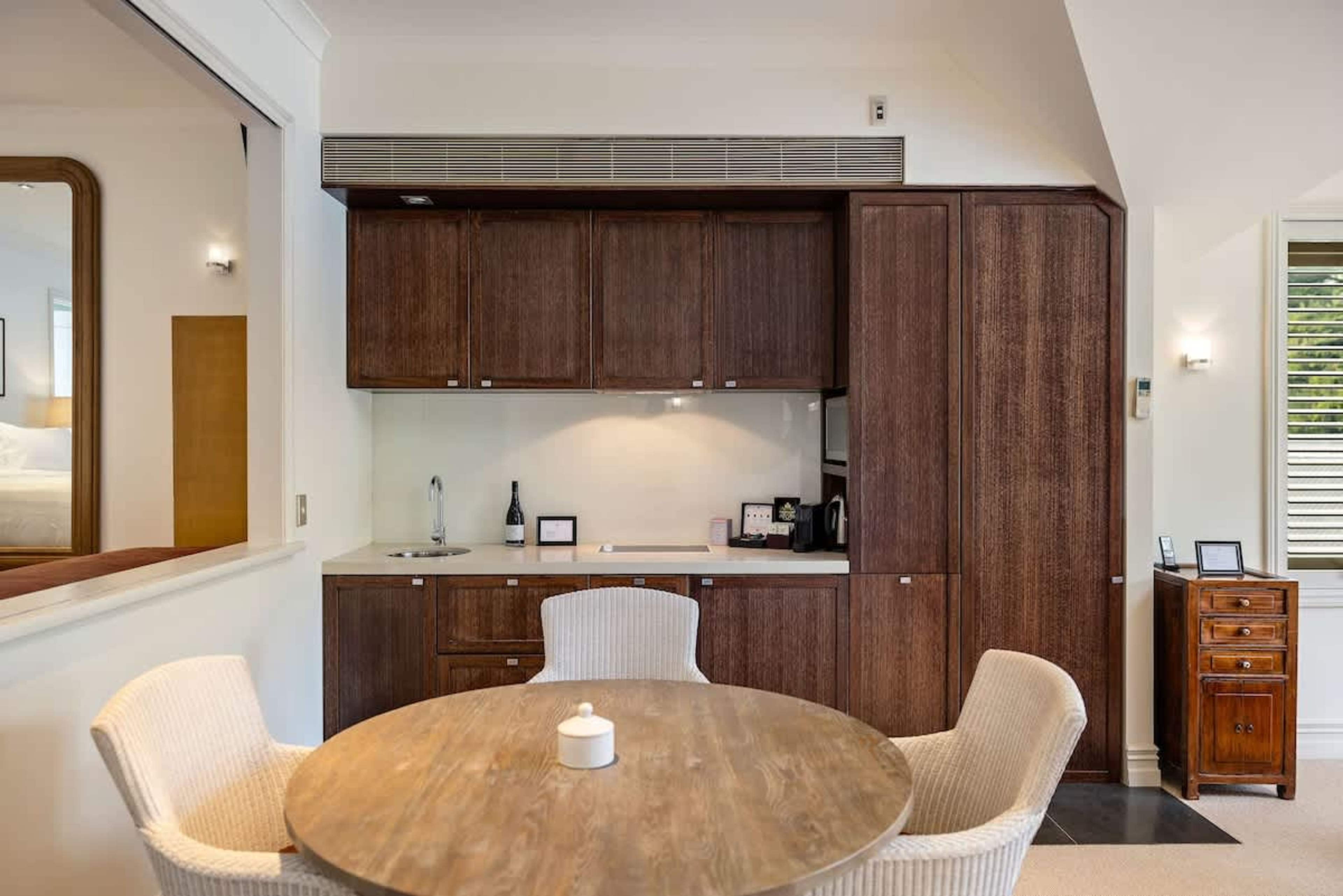 Sleek & Fully Equipped Kitchen – Cook with ease in a modern, high-end kitchen, featuring premium appliances, sleek finishes, and all the essentials.