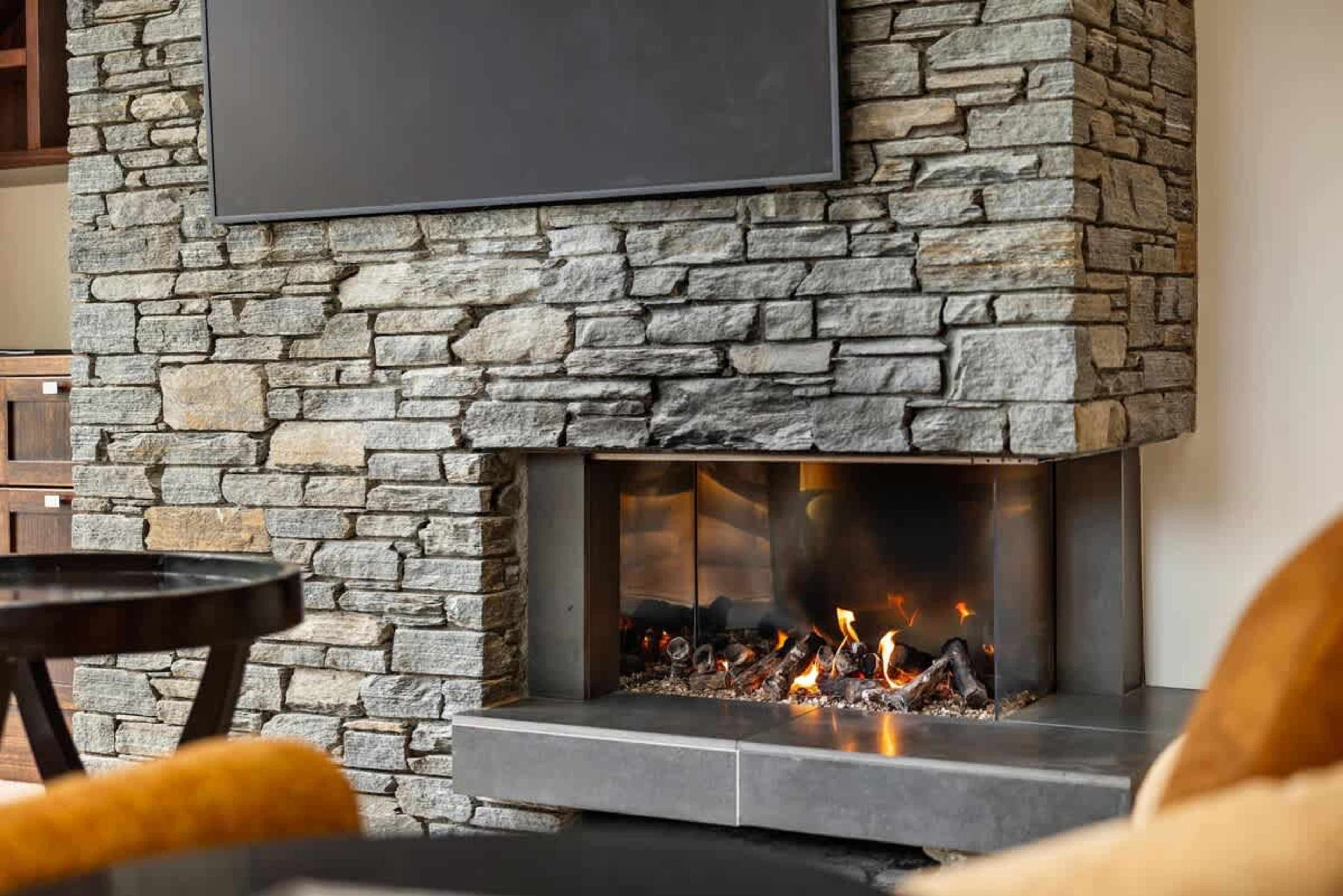 Unwind with Spectacular Views – A beautifully designed lounge with floor-to-ceiling windows, offering breathtaking vistas of Lake Wakatipu and the Remarkables. Cozy up by the gas fireplace or relax in air-conditioned comfort.