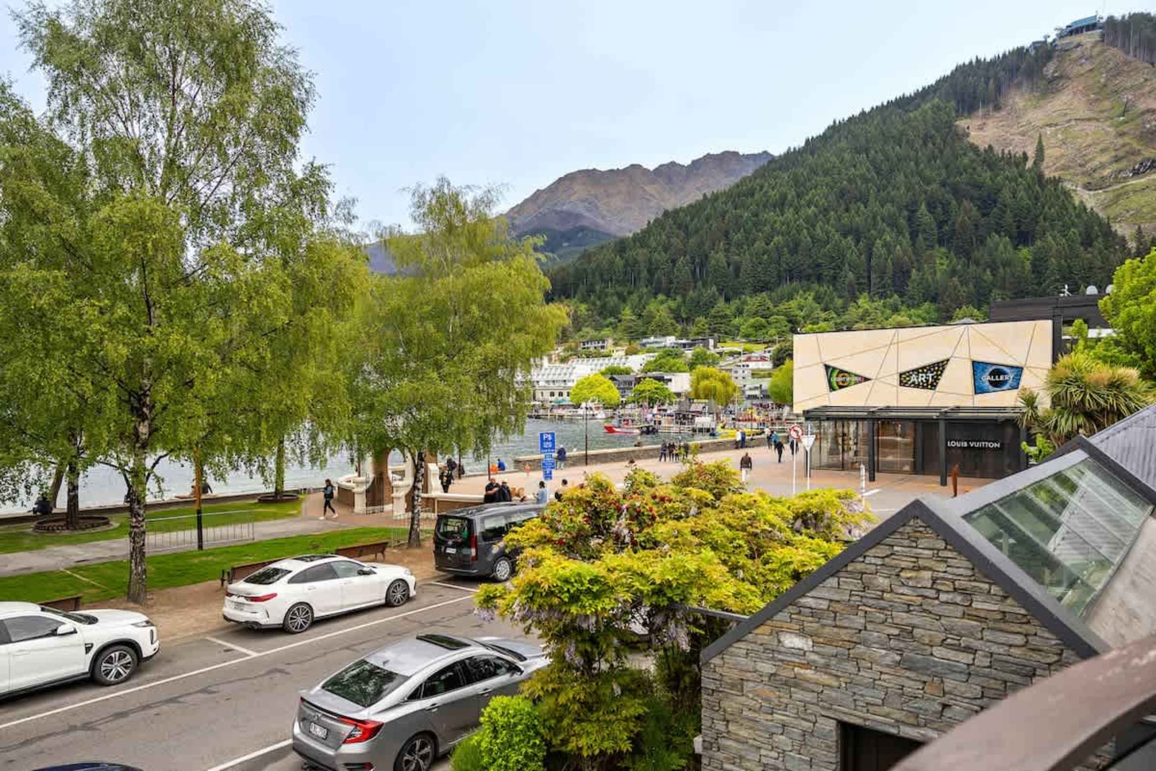 Lakefront Luxury in the Heart of Queenstown – Located on Marine Parade, this apartment offers unbeatable lakefront access, with restaurants, shopping, and nightlife just steps away.