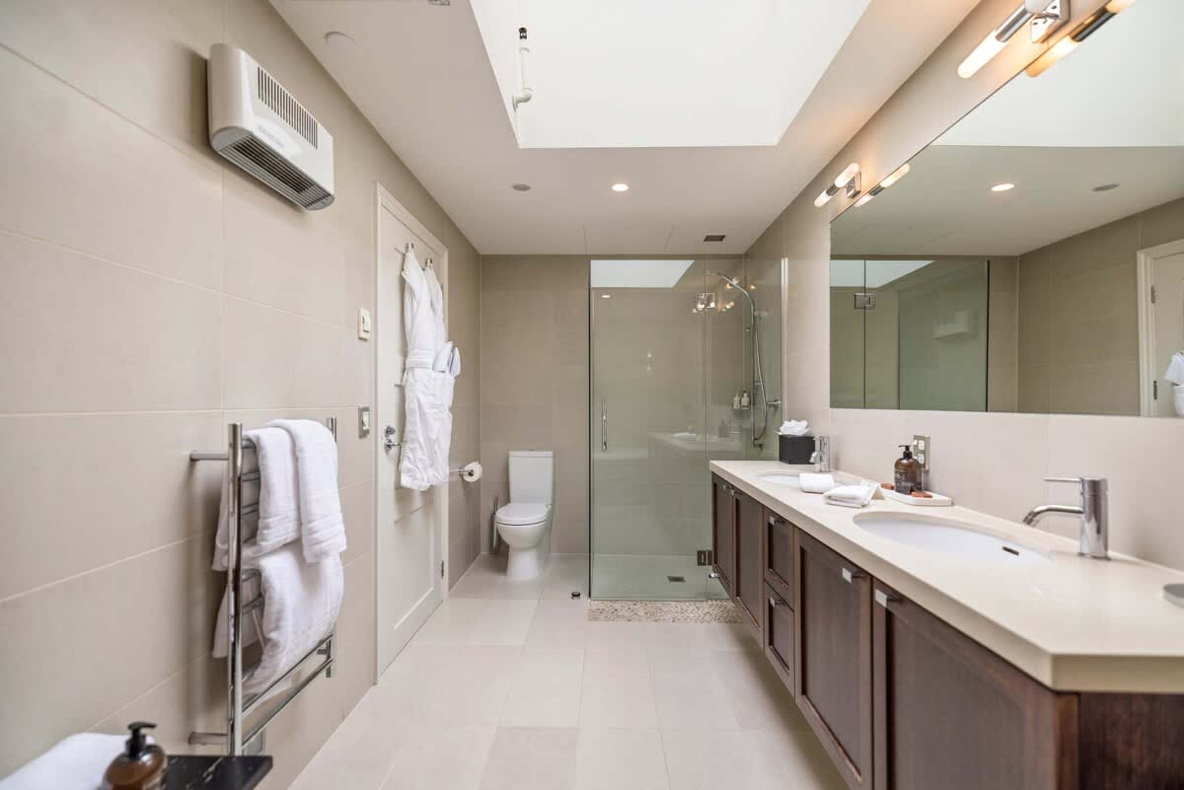 Modern & Elegant Ensuite – A beautifully designed bathroom featuring a rain shower, designer finishes, and premium amenities, creating a true spa-like feel.