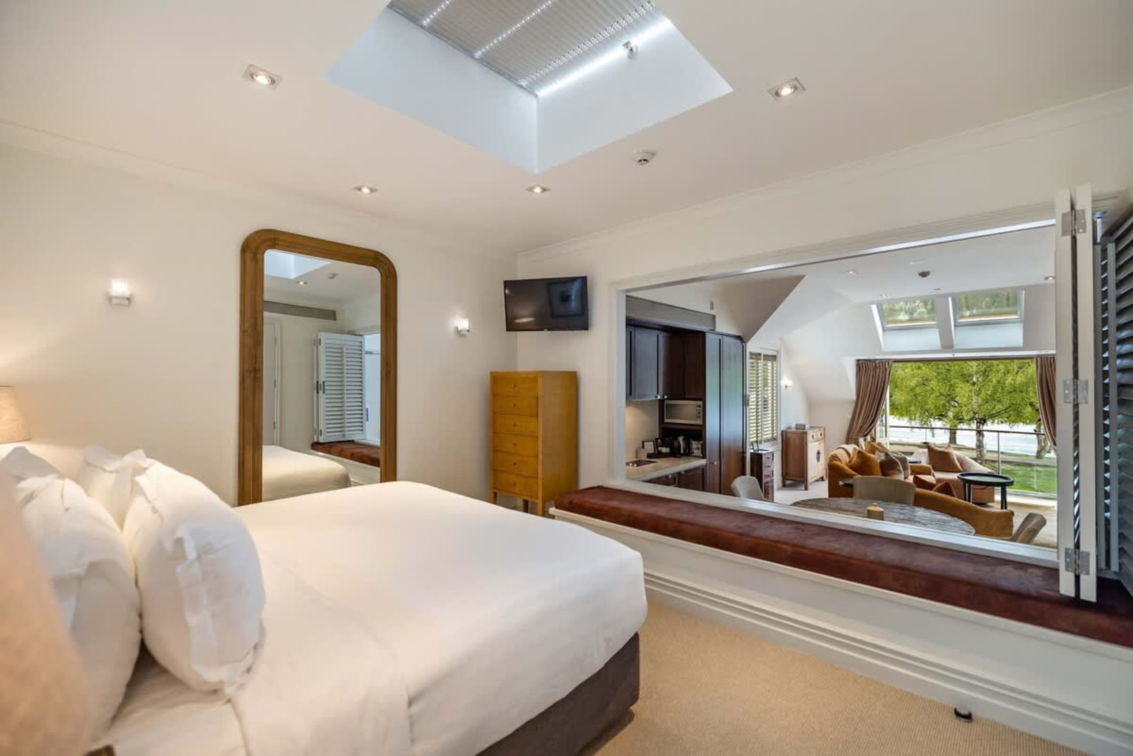 A Tranquil Retreat – This master bedroom offers ultimate comfort, featuring a king-size bed, plush bedding, and a peaceful ambiance for restful nights.