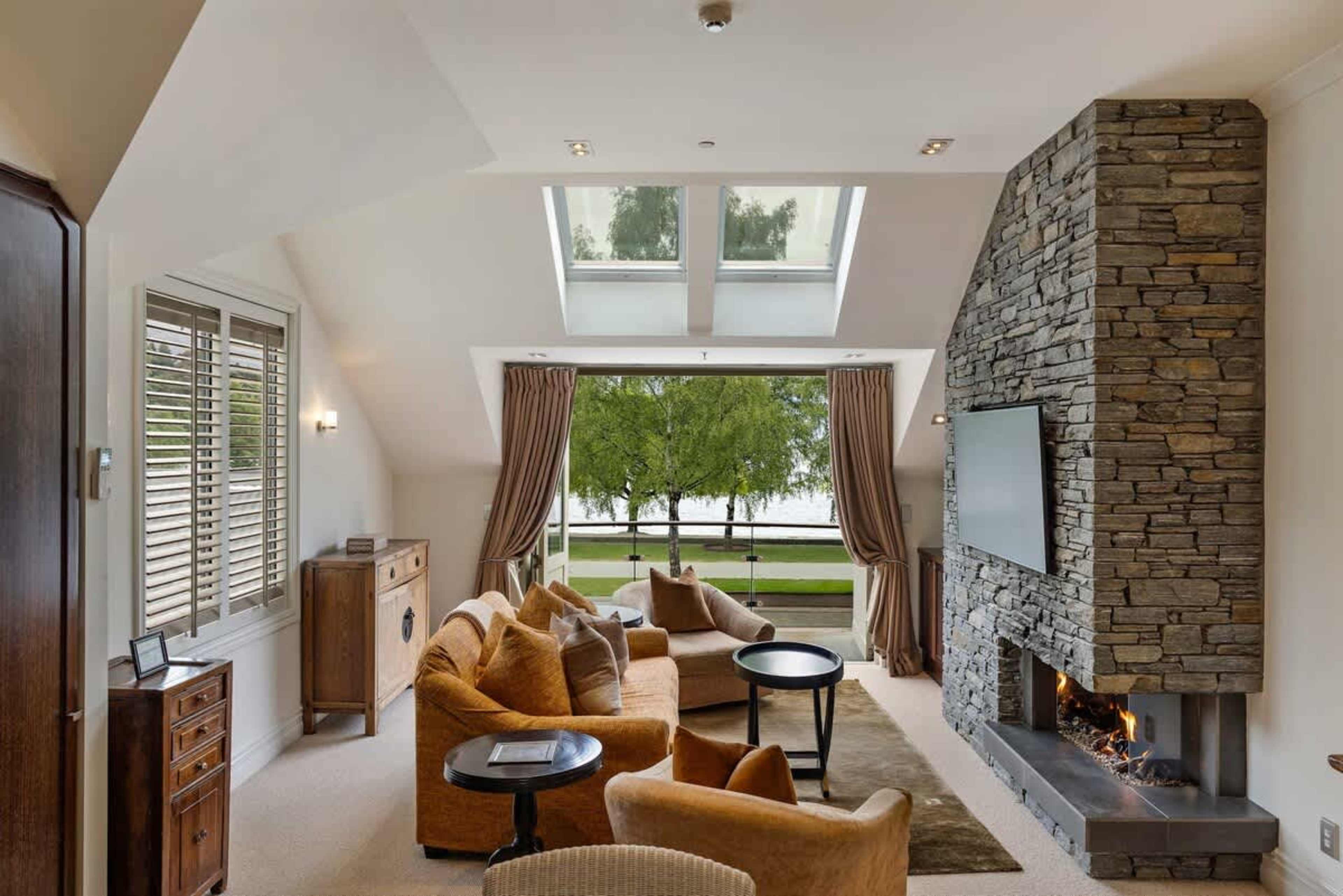 Your Ultimate Queenstown Hideaway – Curl up by the gas fire or step out onto your private balcony to experience the beauty of Lake Wakatipu and the Remarkables.