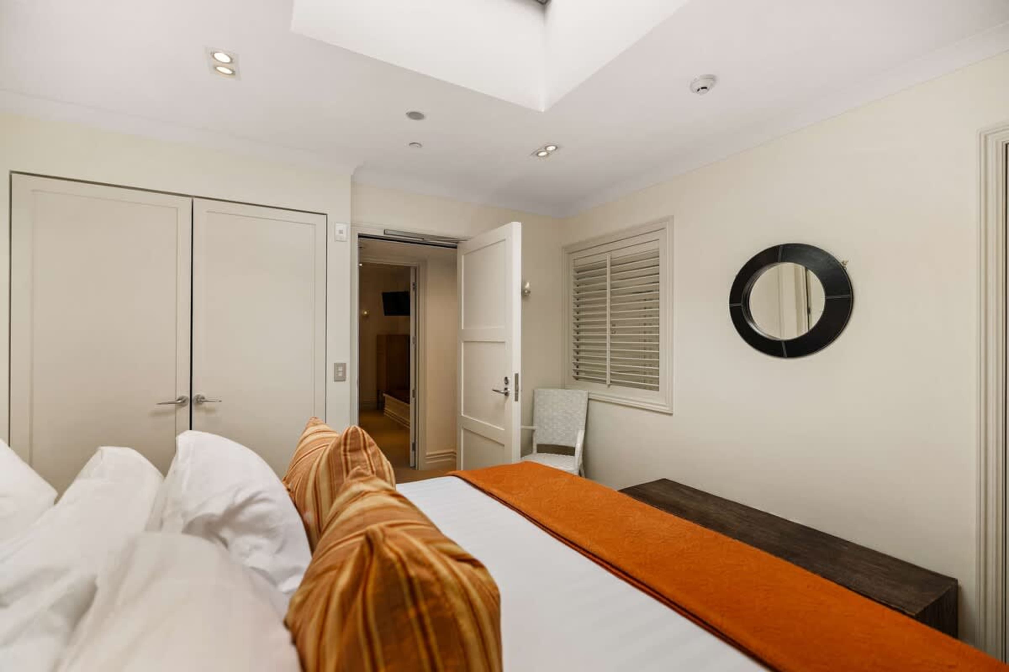 Your Private Queenstown Escape – This beautifully appointed second bedroom boasts a king-size bed with premium bedding, air-conditioning, and blackout blinds for a perfect night’s rest.
