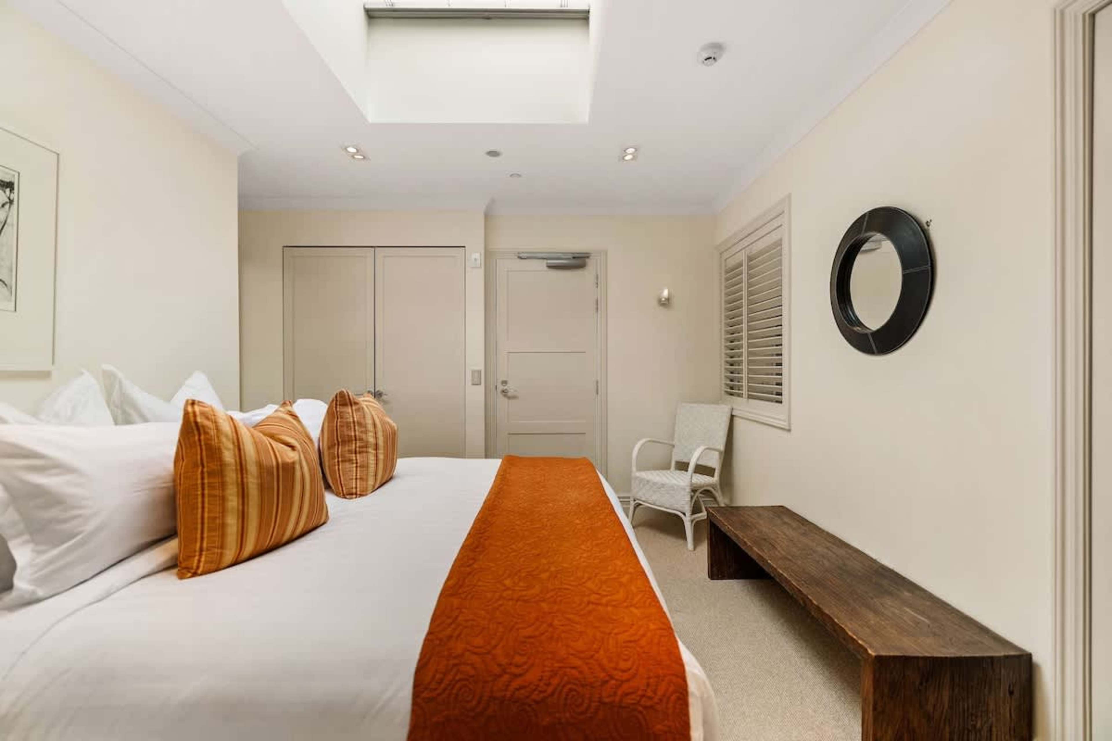 Comfort & Style in the Second Bedroom – Featuring a king bed, luxury linen, and a sleek design, this bedroom offers ultimate comfort and a peaceful retreat.