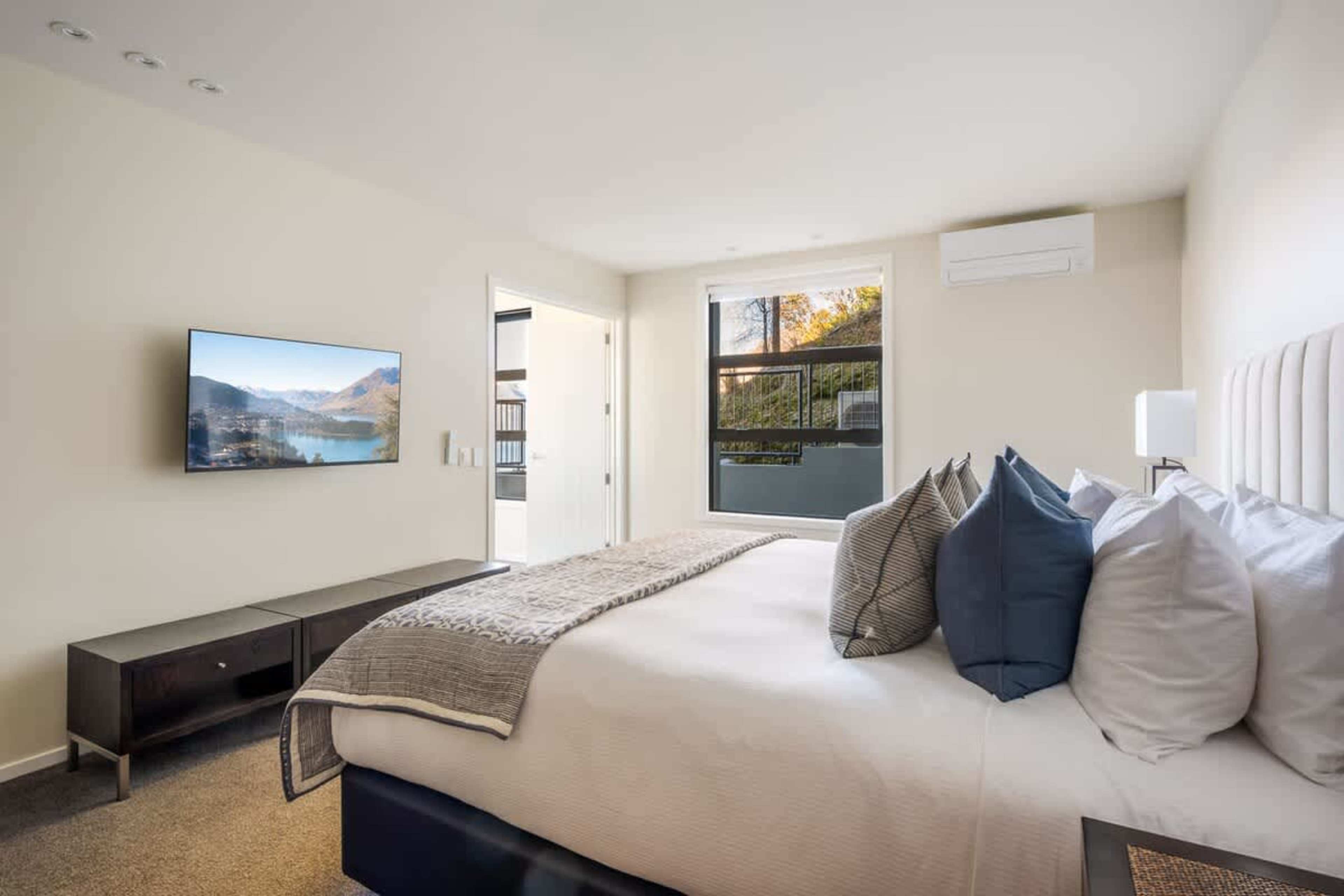 The second bedroom features a versatile king split bed that can be arranged as a king or two singles. It’s perfect for couples or friends visiting Queenstown together.