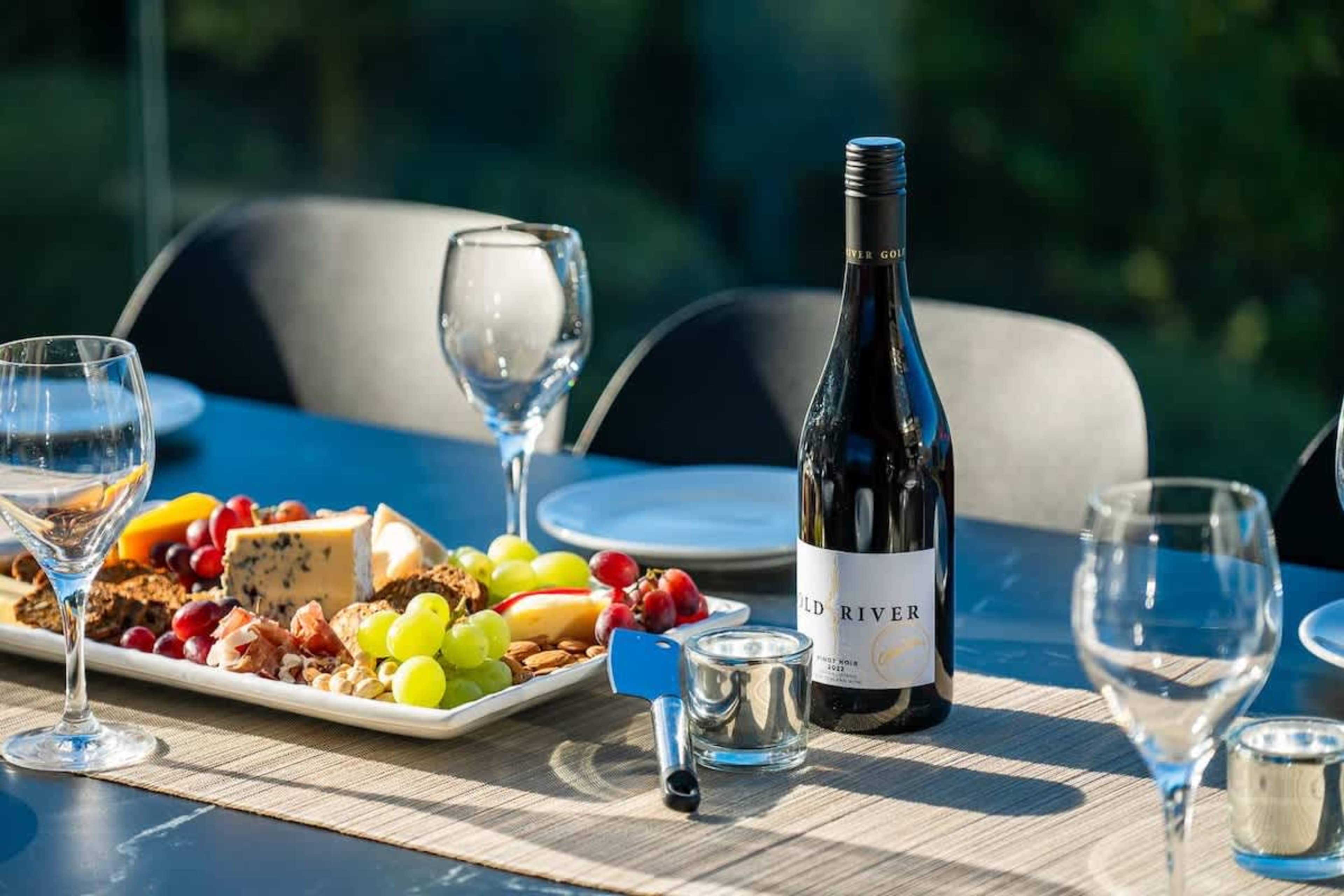 Step outside to the deck to experience Queenstown’s fresh air and spectacular scenery every day. The BBQ area makes outdoor cooking effortless and enjoyable.