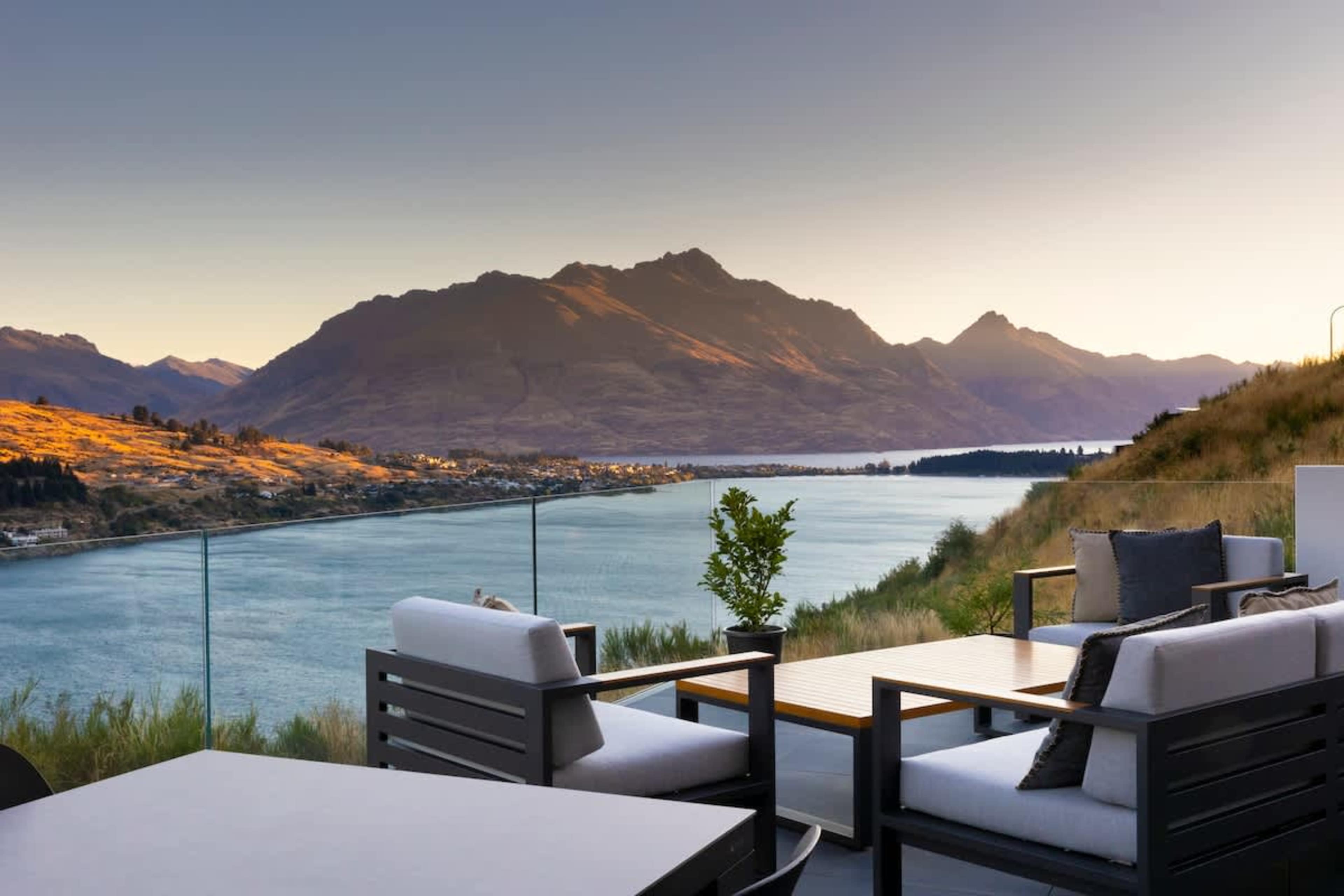 Breathe in crisp alpine air while you dine alfresco, the Remarkables glowing in the distance. This is the perfect spot to linger late into the night.