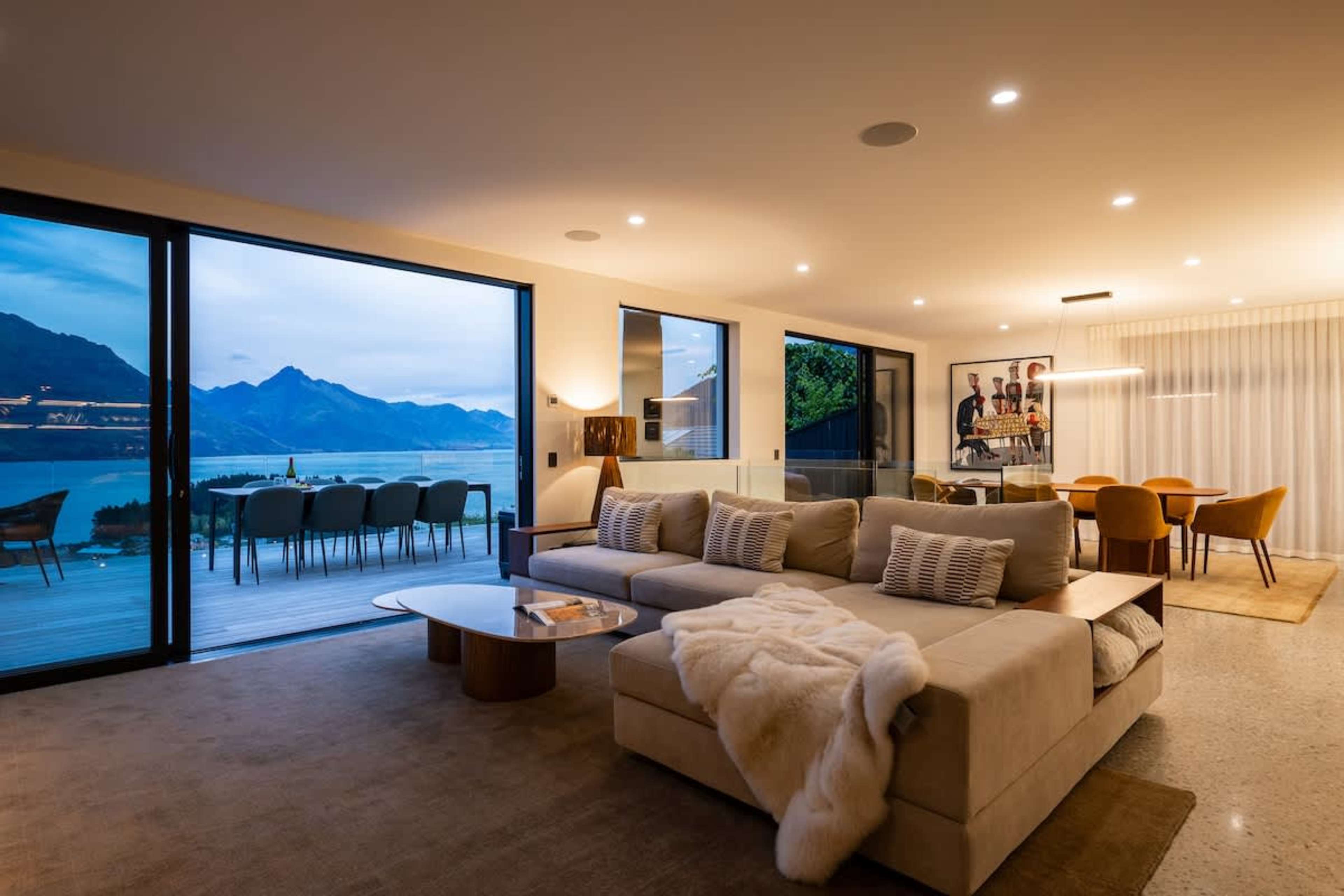 Sophisticated interior styling
The interior combines luxury, modernity, and comfort in perfect harmony. Every detail has been chosen to create a welcoming yet high-end environment.