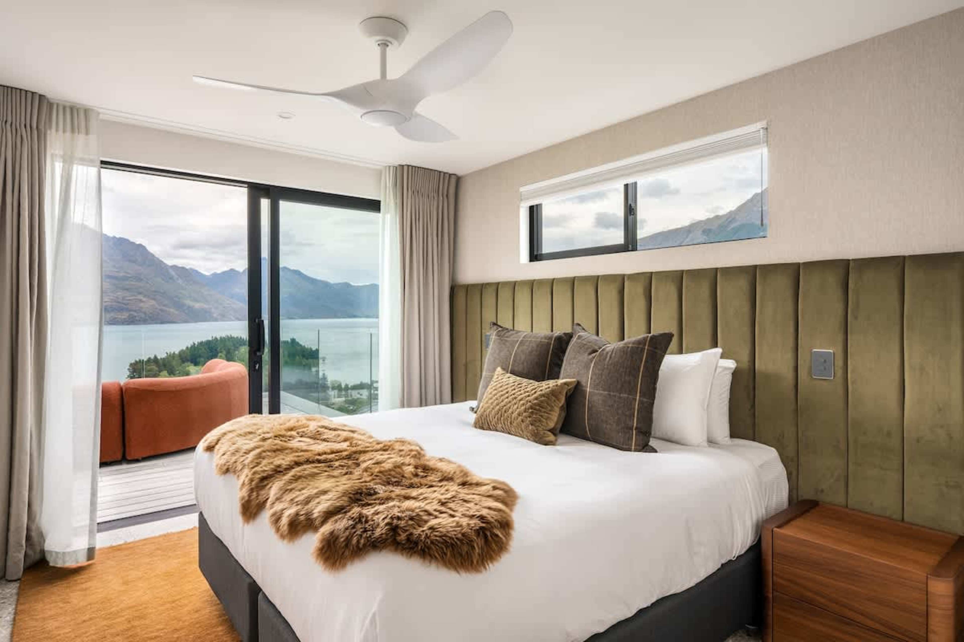 Adaptable and elegant space
With stylish décor and serene ambiance, this bedroom combines comfort and versatility. Guests can enjoy the option of king or twin beds, perfect for any group or family arrangement.