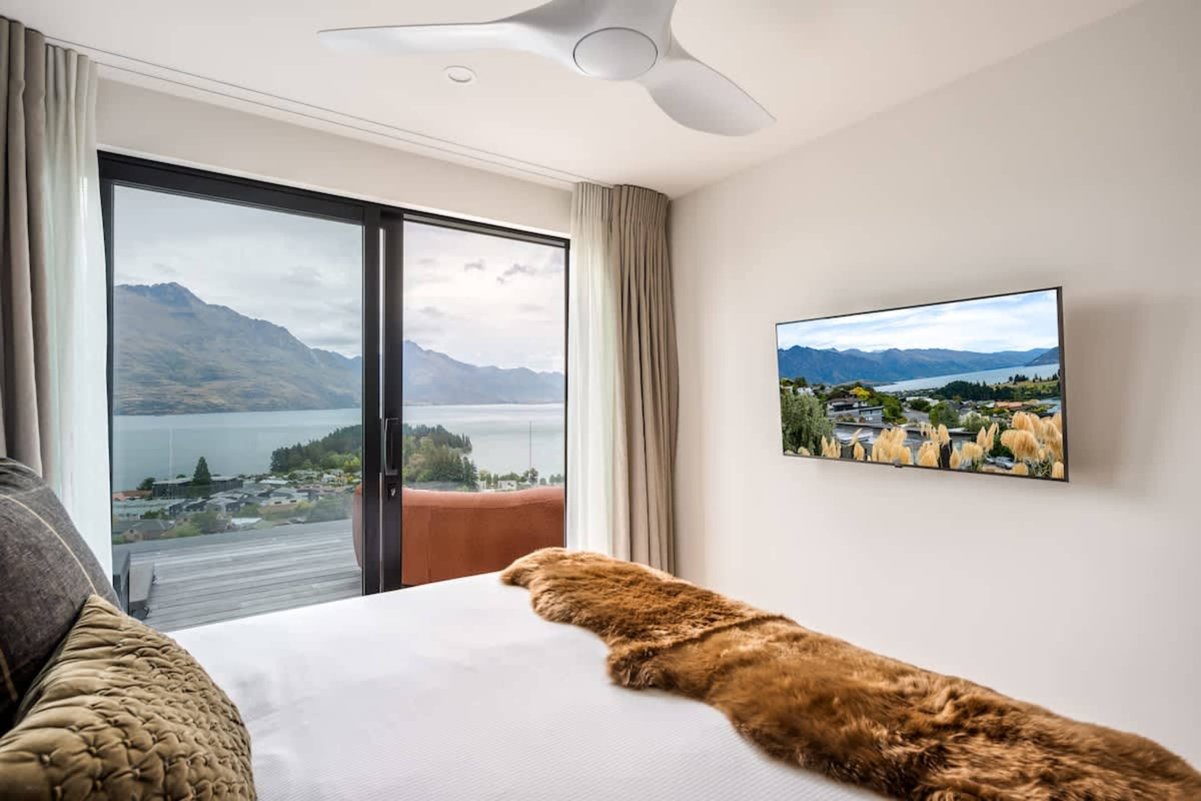 Flexible and stylish space
With elegant décor and tranquil ambiance, this bedroom is both luxurious and adaptable. Guests can enjoy privacy, comfort, and the option of king or twin beds to suit their needs.