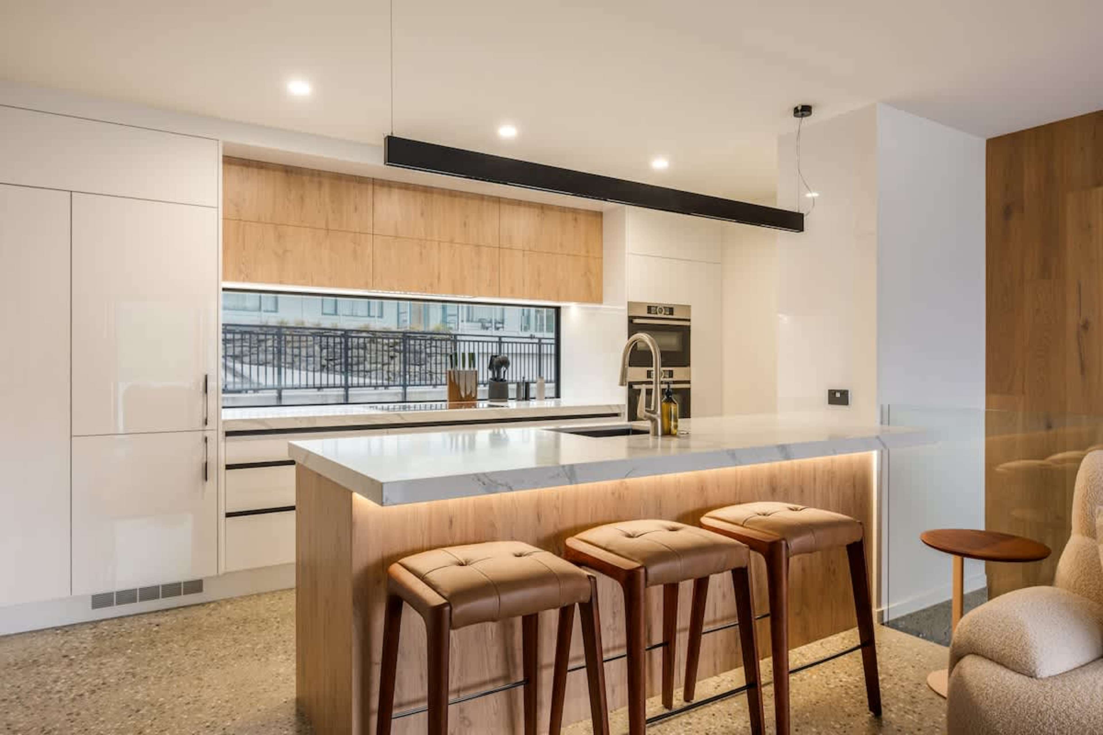 Fully equipped second kitchen
This secondary kitchen is perfect for preparing meals for larger groups or keeping snacks and drinks handy. It combines convenience with modern luxury, ensuring every culinary need is covered.