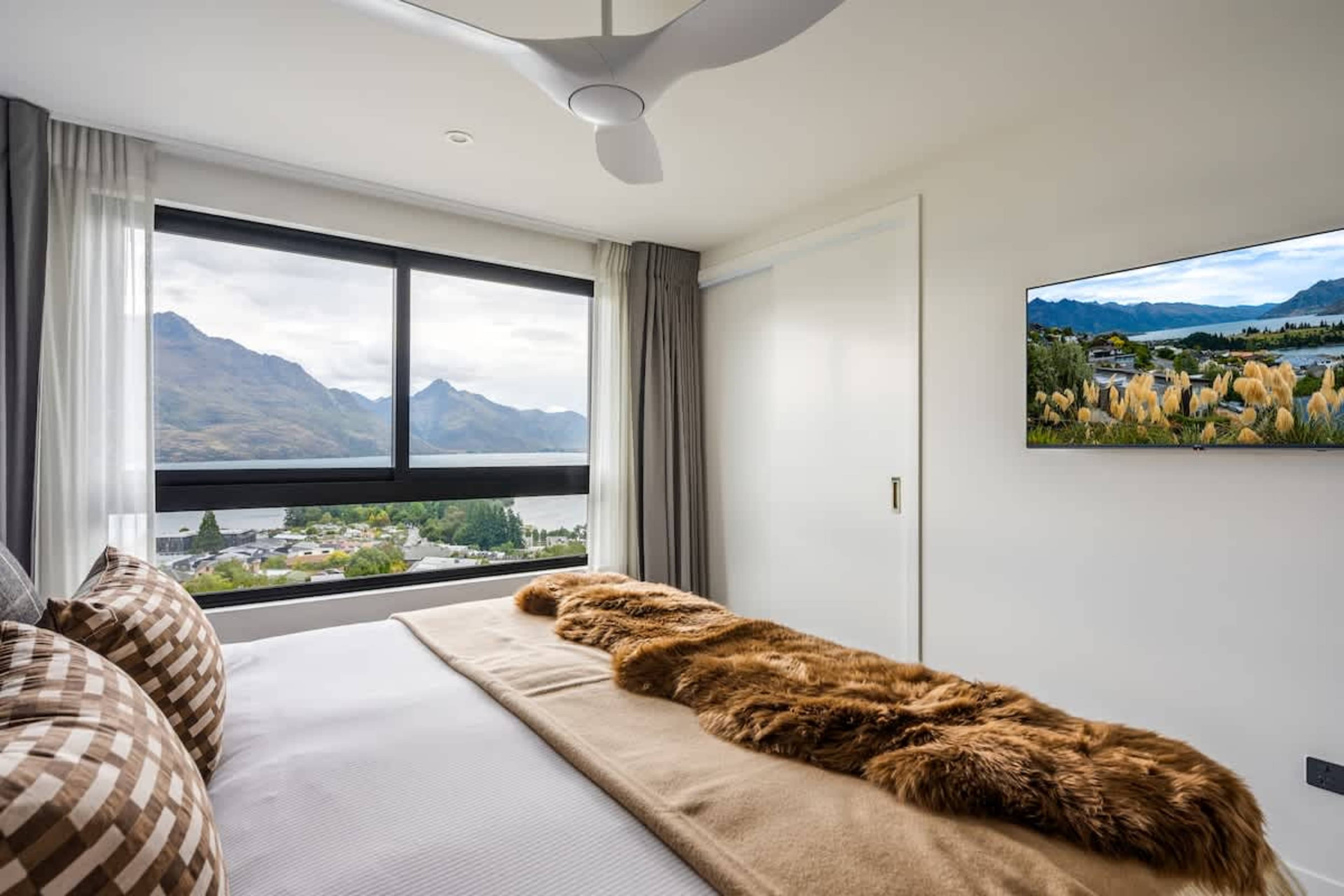 Stylish and relaxing space
With contemporary décor and soft textures, this bedroom combines comfort and luxury. It’s perfect for guests seeking privacy and a restful night in a beautiful setting.