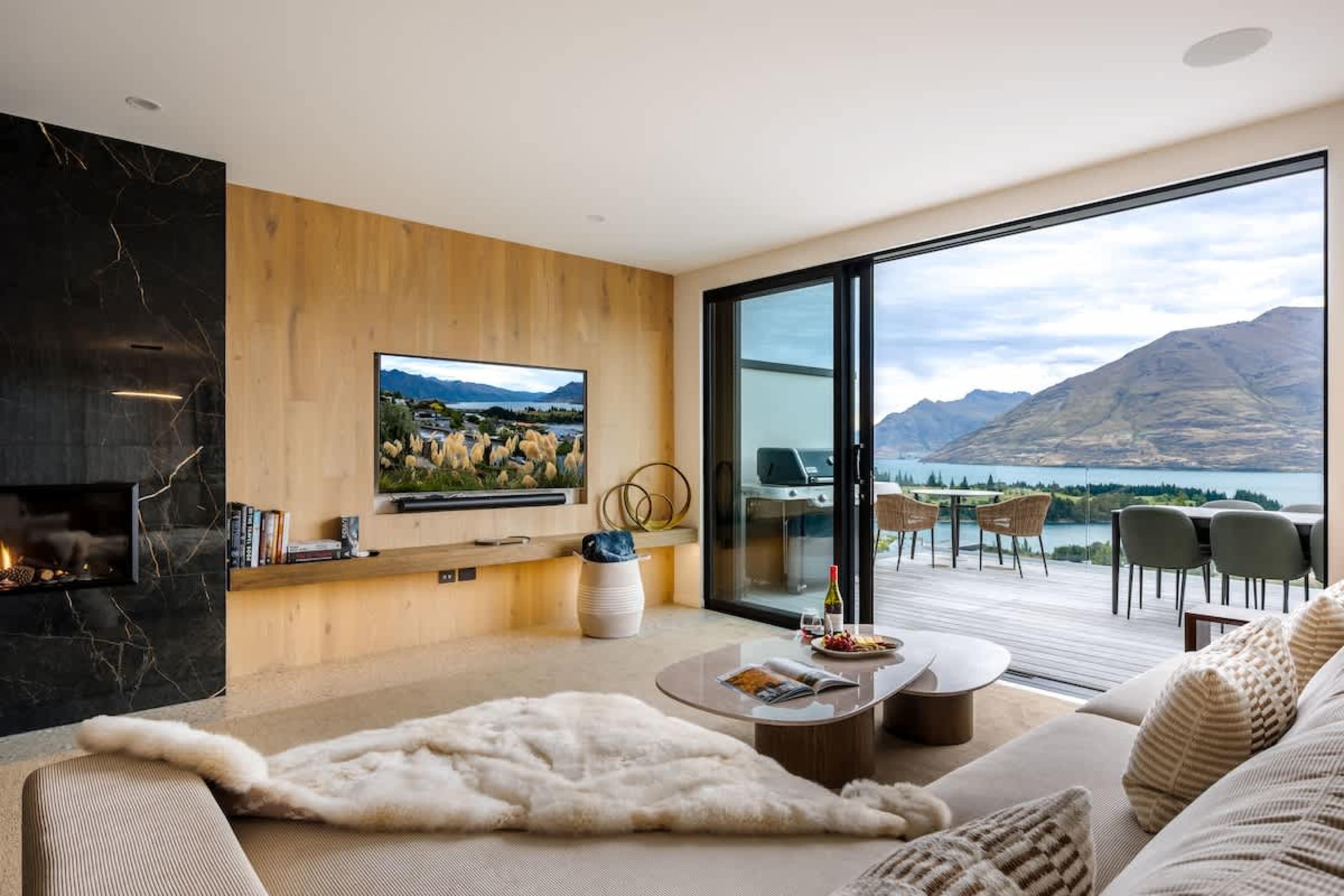 Floor-to-ceiling windows
Wake up to natural light pouring through expansive windows. Take in uninterrupted views of the lake and surrounding mountains.