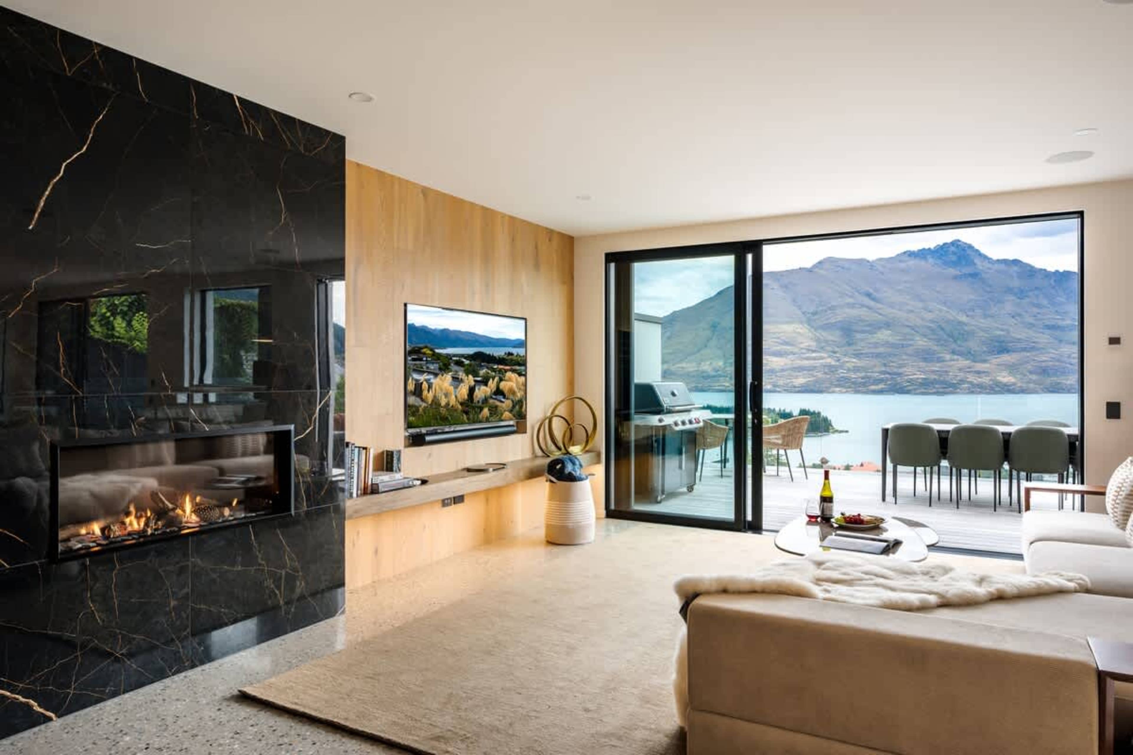 Stunning lake views
Gaze out over Lake Wakatipu from the comfort of your sofa. The ever-changing light makes every moment in the living room unforgettable.